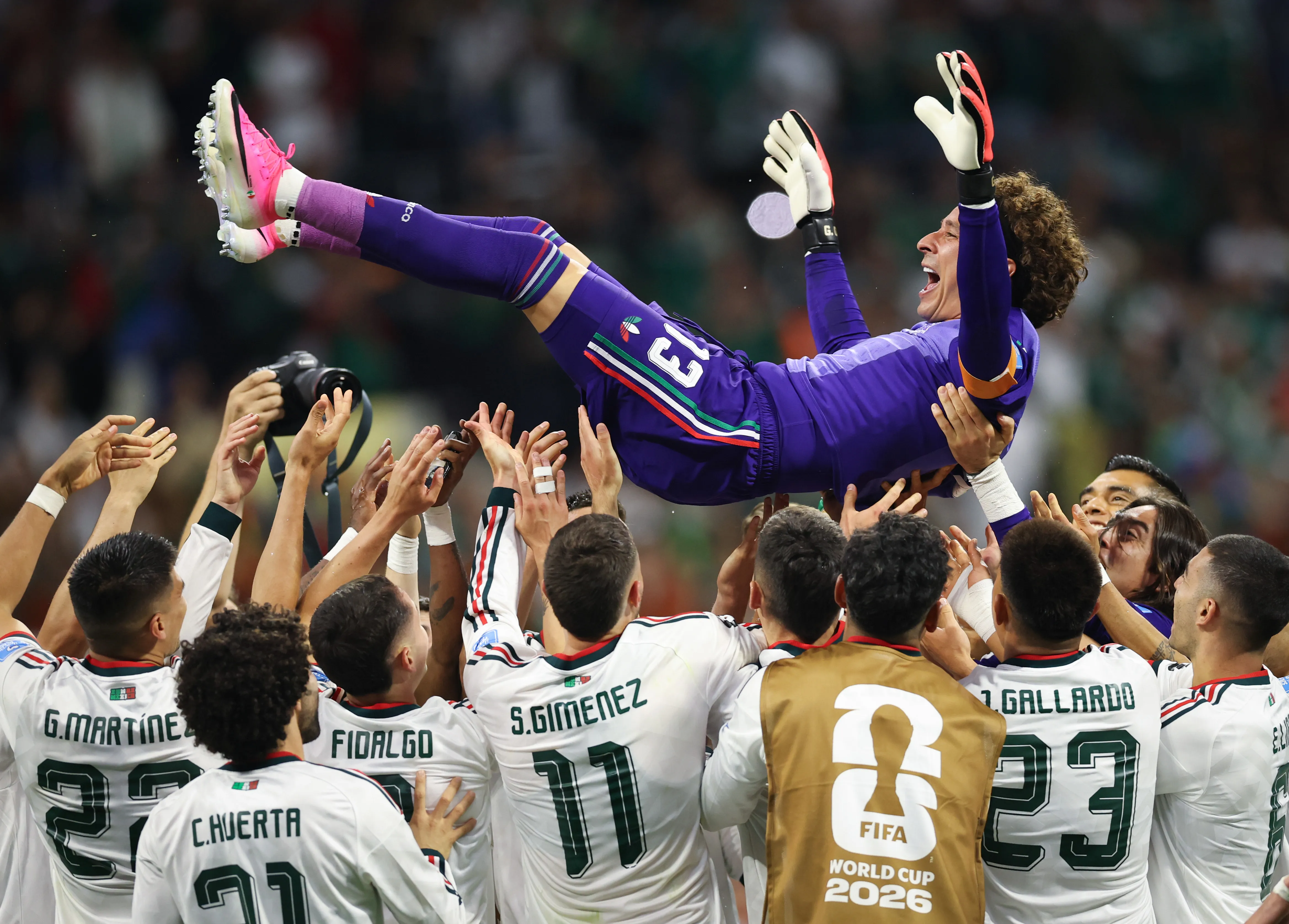 El homenaje que le hizo el plantel de México a Guillermo Ochoa tras lograr jugar en seis Copas del Mundo. (Molly Darlington/Getty Images).