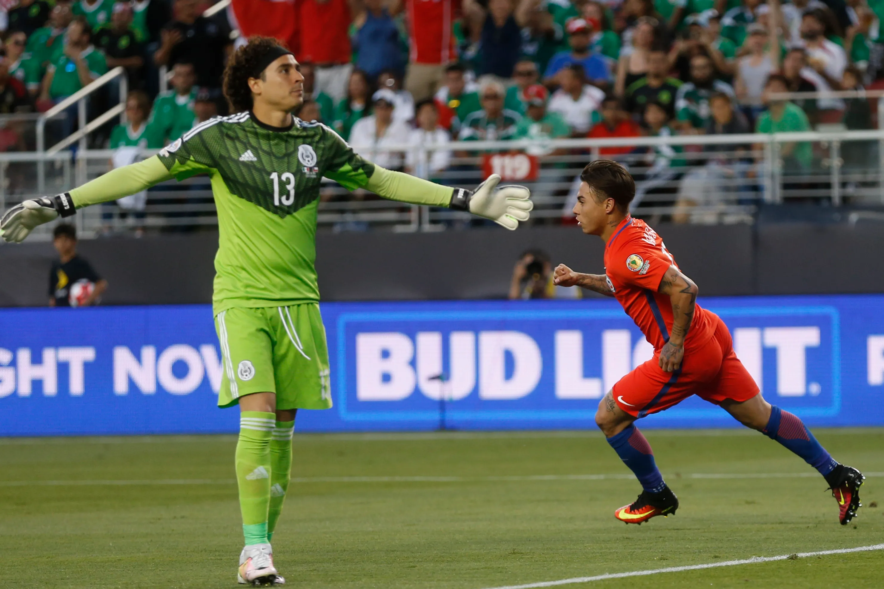 Eduardo Vargas celebra un gol y Memo Ochoa se queja en una jornada imborrable para chilenos y mexicanos. (Andrés Piña/Photosport).
