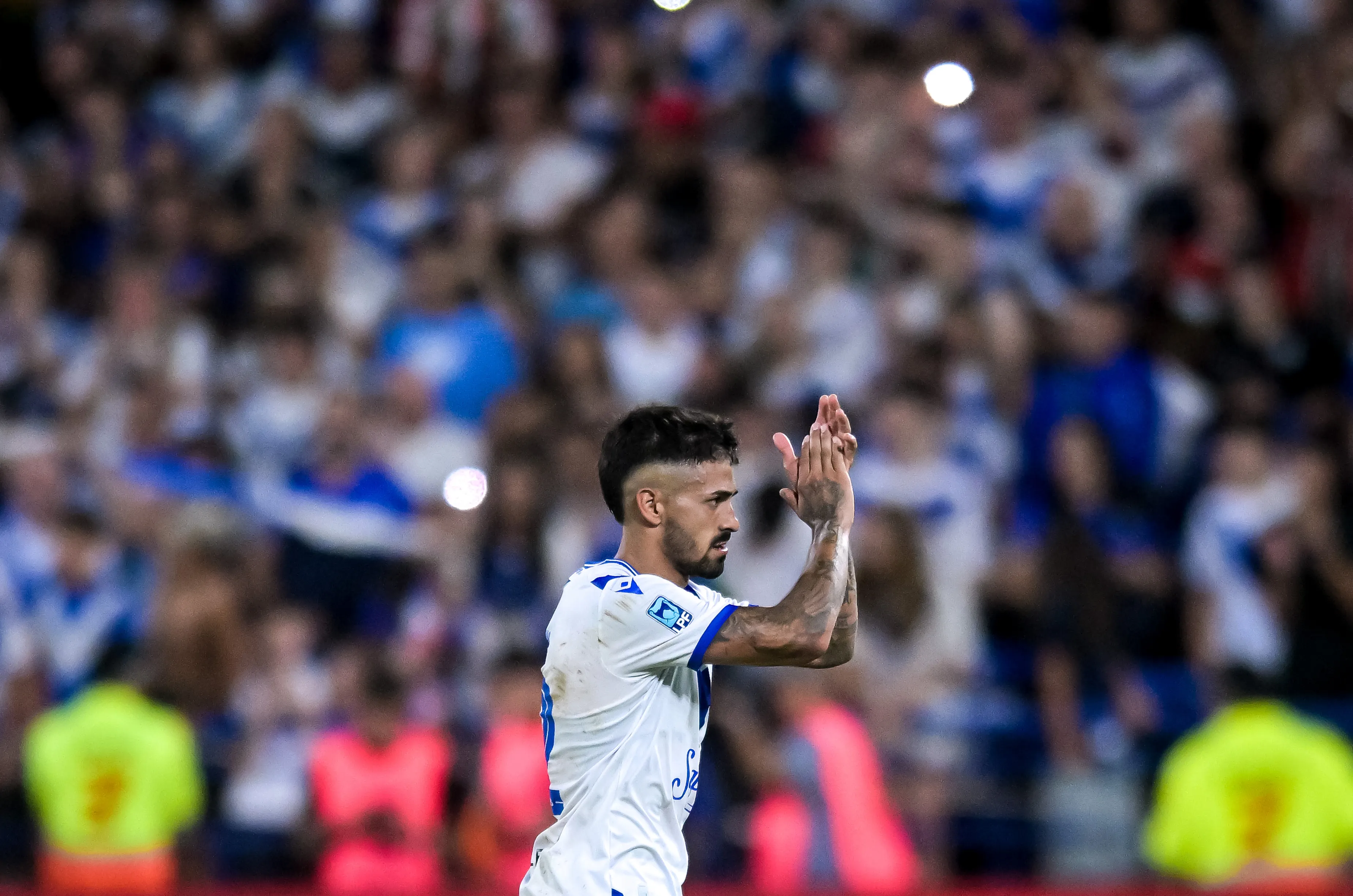 Manuel Lanzini salió muy temprano del partido vs Platense. (Marcelo Endelli/Getty Images).