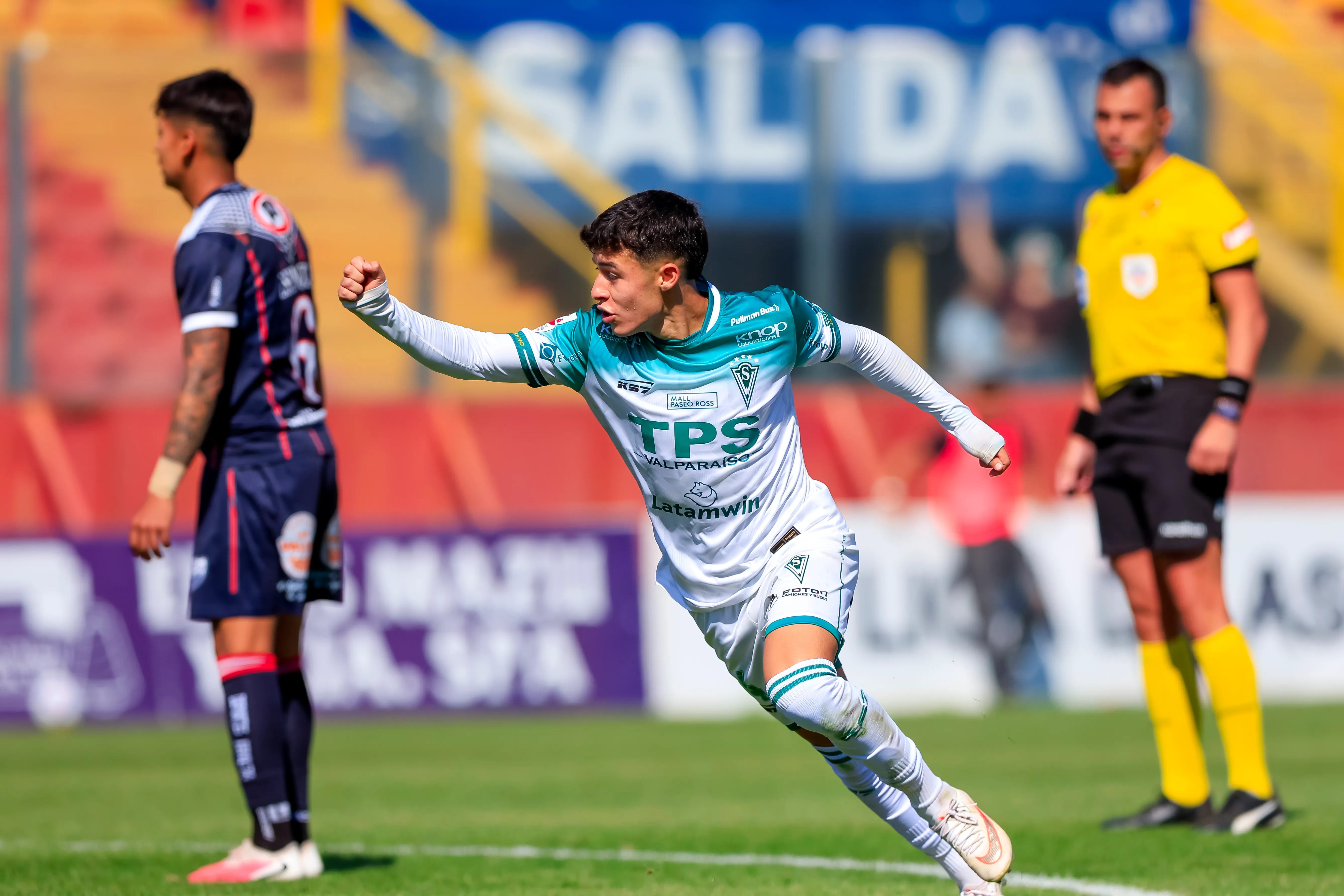 Cristóbal Ponce anotó el gol de Wanderers y luego, fue expulsado por Juan Lara tras darle un codazo a Germán Estigarribia. (Pepe Alvujar/Photosport).