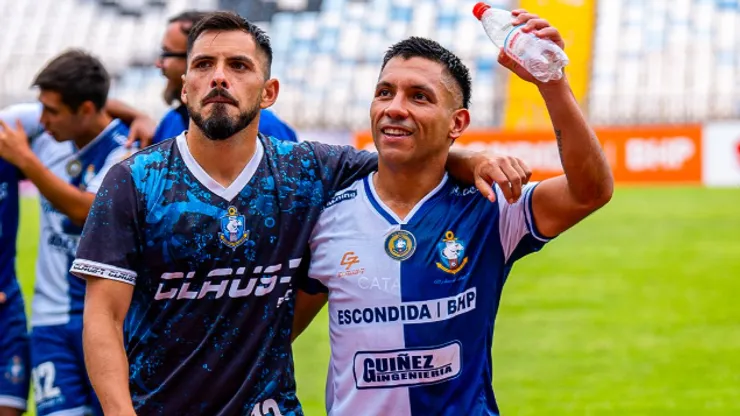 Diego Rojas y Nelson Sepúlveda festejan el último triunfo de los Pumas, que desafiarán a la U de Chile.