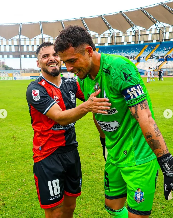 Nelson Sepúlveda felicita al portero Juan Cisternas en Antofagasta. (Foto: Club Deportes Antofagasta).
