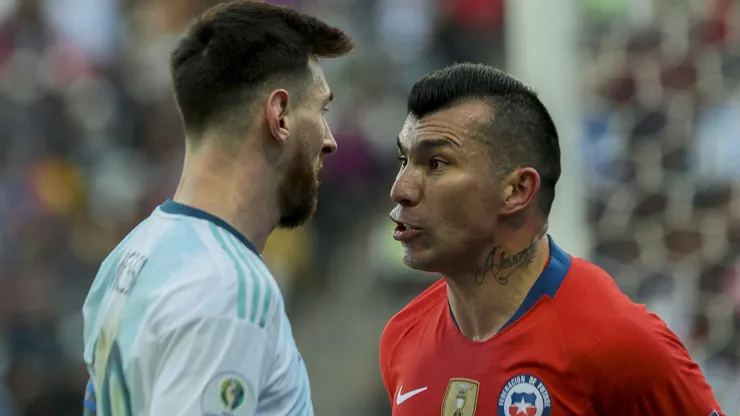 Messi y Medel tuvieron varios duelos.