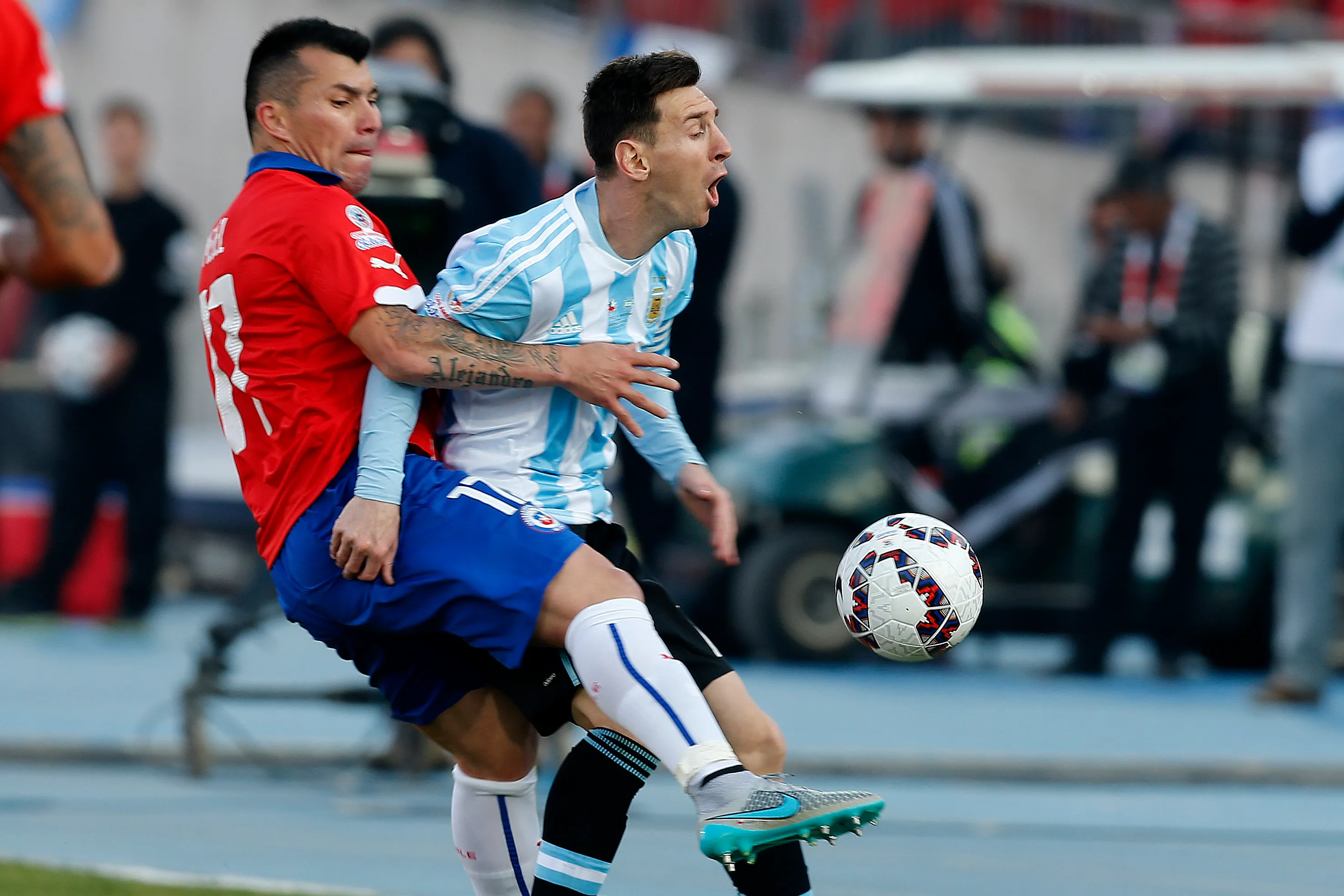 Medel le dio una recordada patada a Messi en la final de la Copa América 2015. Imagen: Photosport