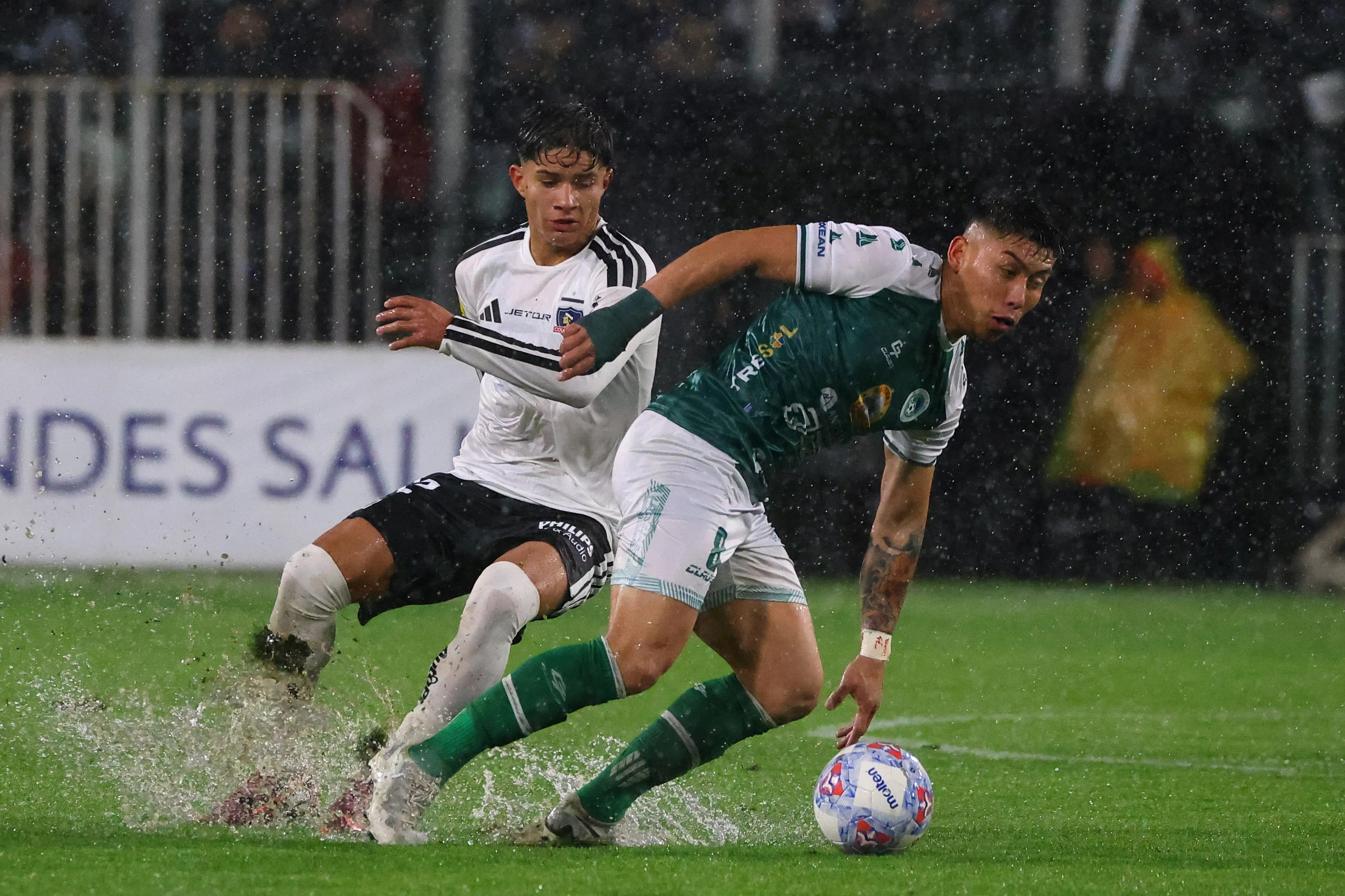 La ANFP ya está buscando fechas para reanudar este Colo Colo vs Puerto Montt. | Foto: Photosport.
