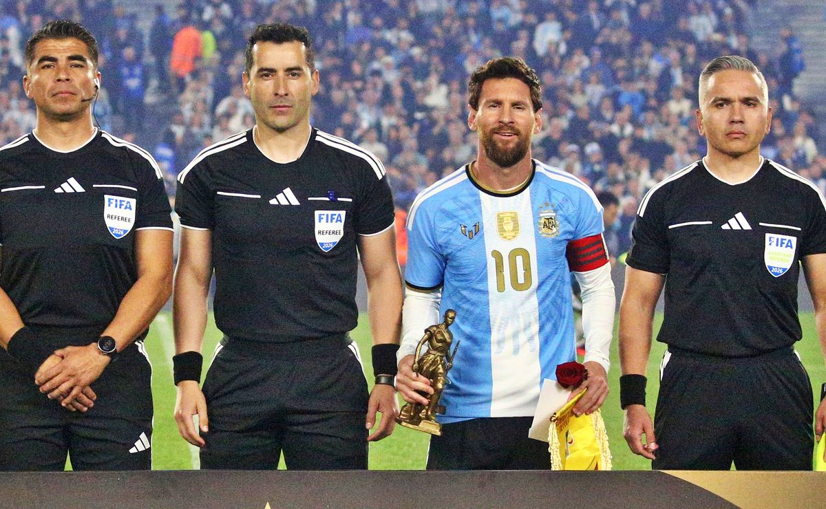 No lo conservó: El especial regalo que Fernando Vejar le dio a Lionel Messi en su despedida de Argentina