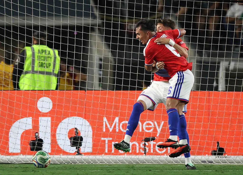 Vicente Pizarro celebra el segundo gol de Chile ante México. (Photo by Harry How/Getty Images)