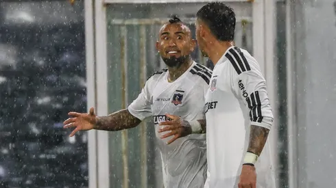 Hasta el peinado de Arturo Vidal sufrió consecuencias por la lluvia.