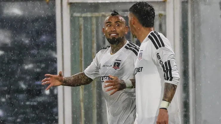 Hasta el peinado de Arturo Vidal sufrió consecuencias por la lluvia.