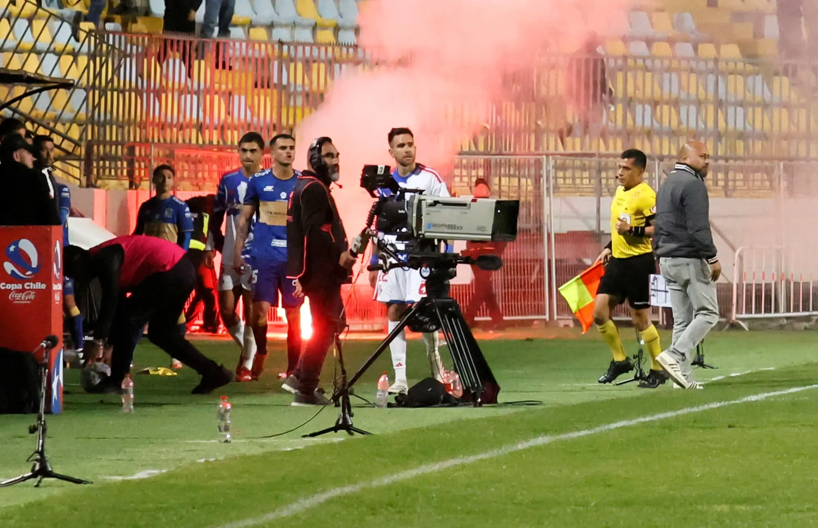 Los hinchas de la U lanzaron bengalas a la cancha. Foto: Sebastian Cisternas/Photosport