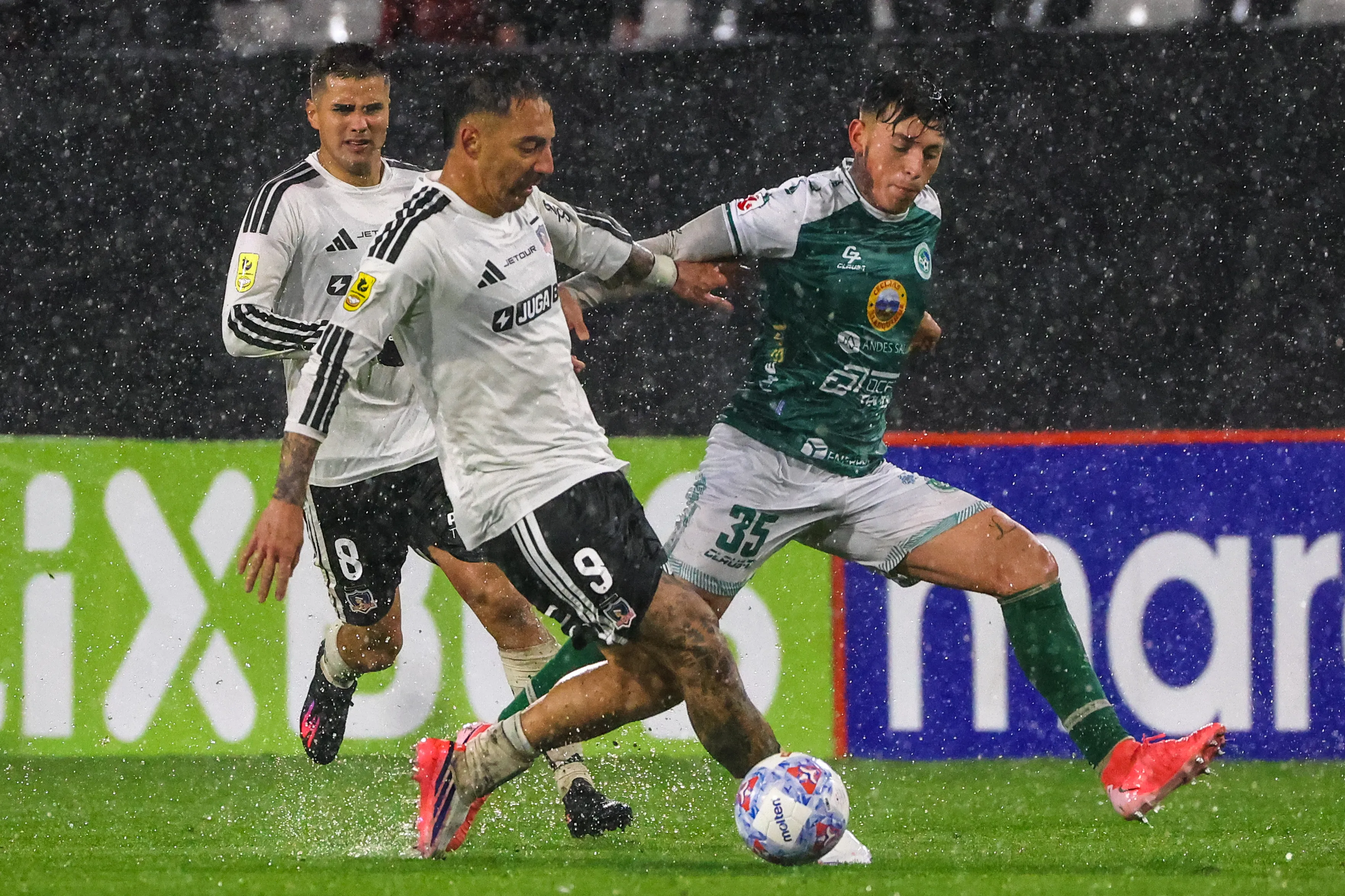 Las lluvias obligaron a suspender el partido entre Colo Colo y Deportes Puerto Montt. | Foto: Photosport.