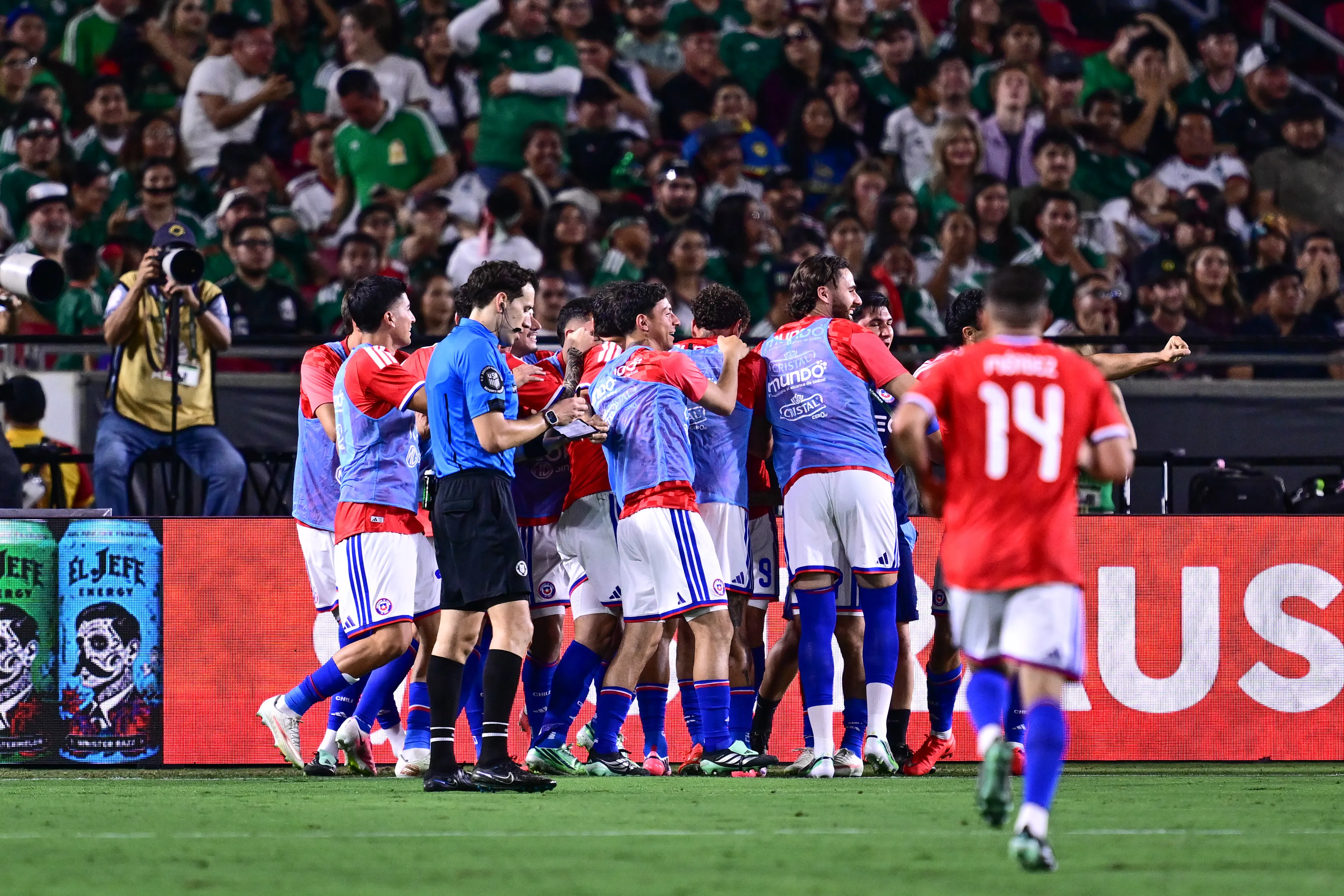 Así celebró Chile el gol de Maximiliano Gutiérrez. (Julio Diaz/Photosport).