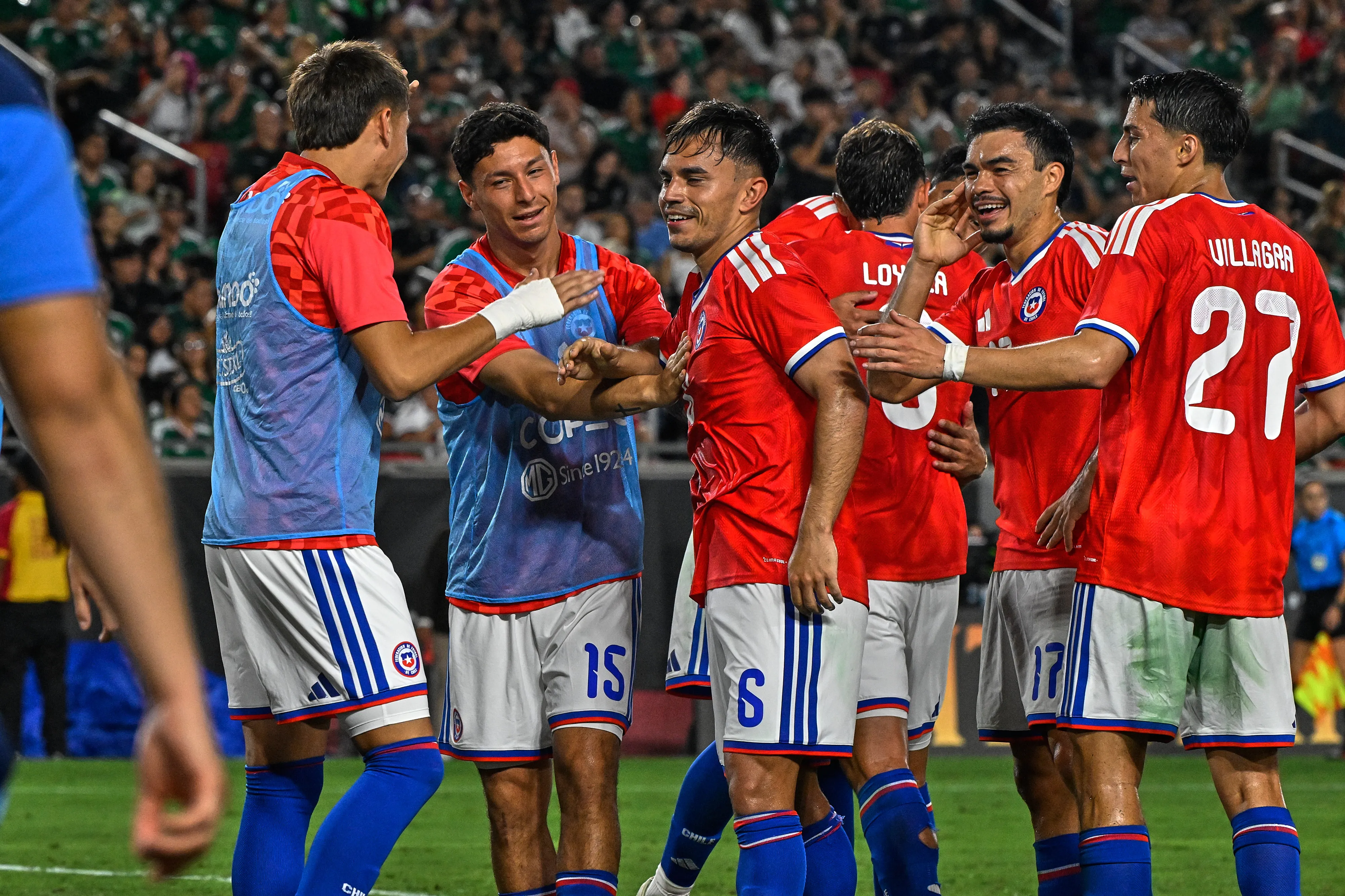 Vicente Pizarro celebró así el 2-0 de Chile ante México. (Julio Diaz/Photosport).