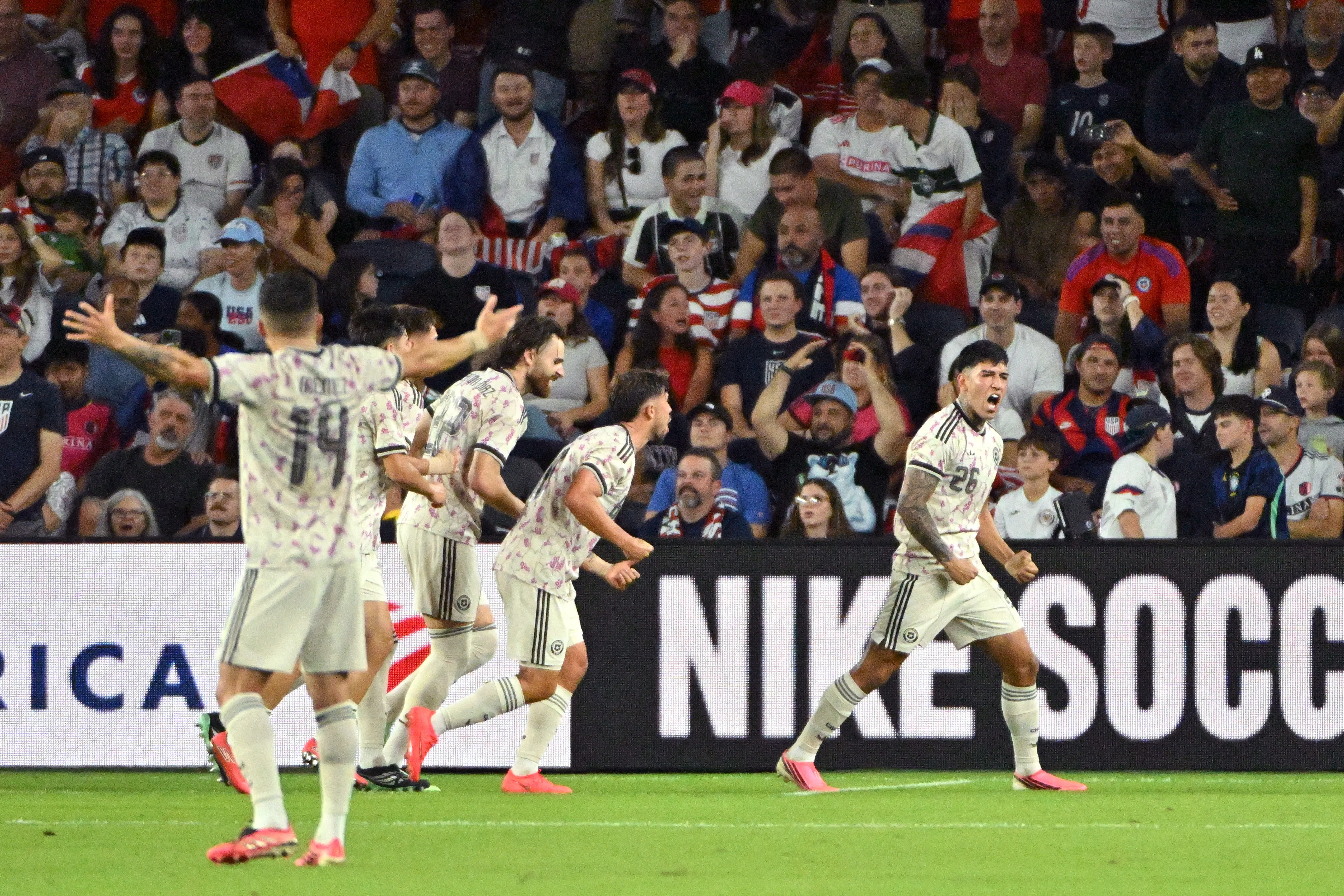 Diego Ulloa celebró así el gol que le anotó a Estados Unidos. (Jeff Lee/Photosport).