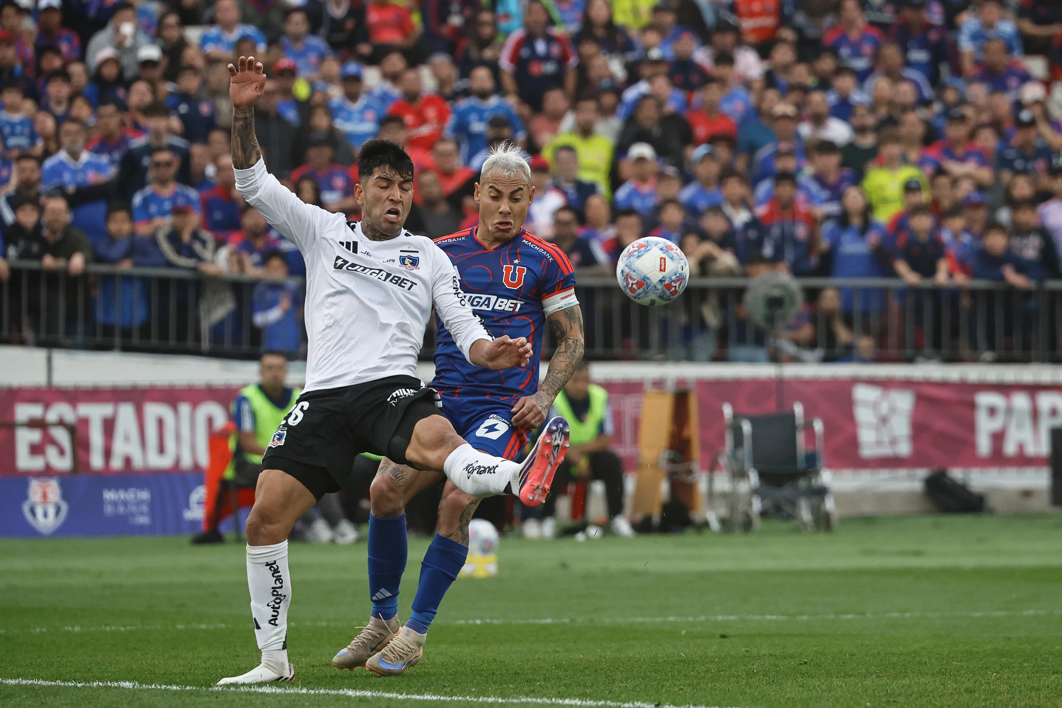 Diego Ulloa lucha un balón con Eduardo Vargas en el Superclásico 200. (Diego Martin/Photosport).