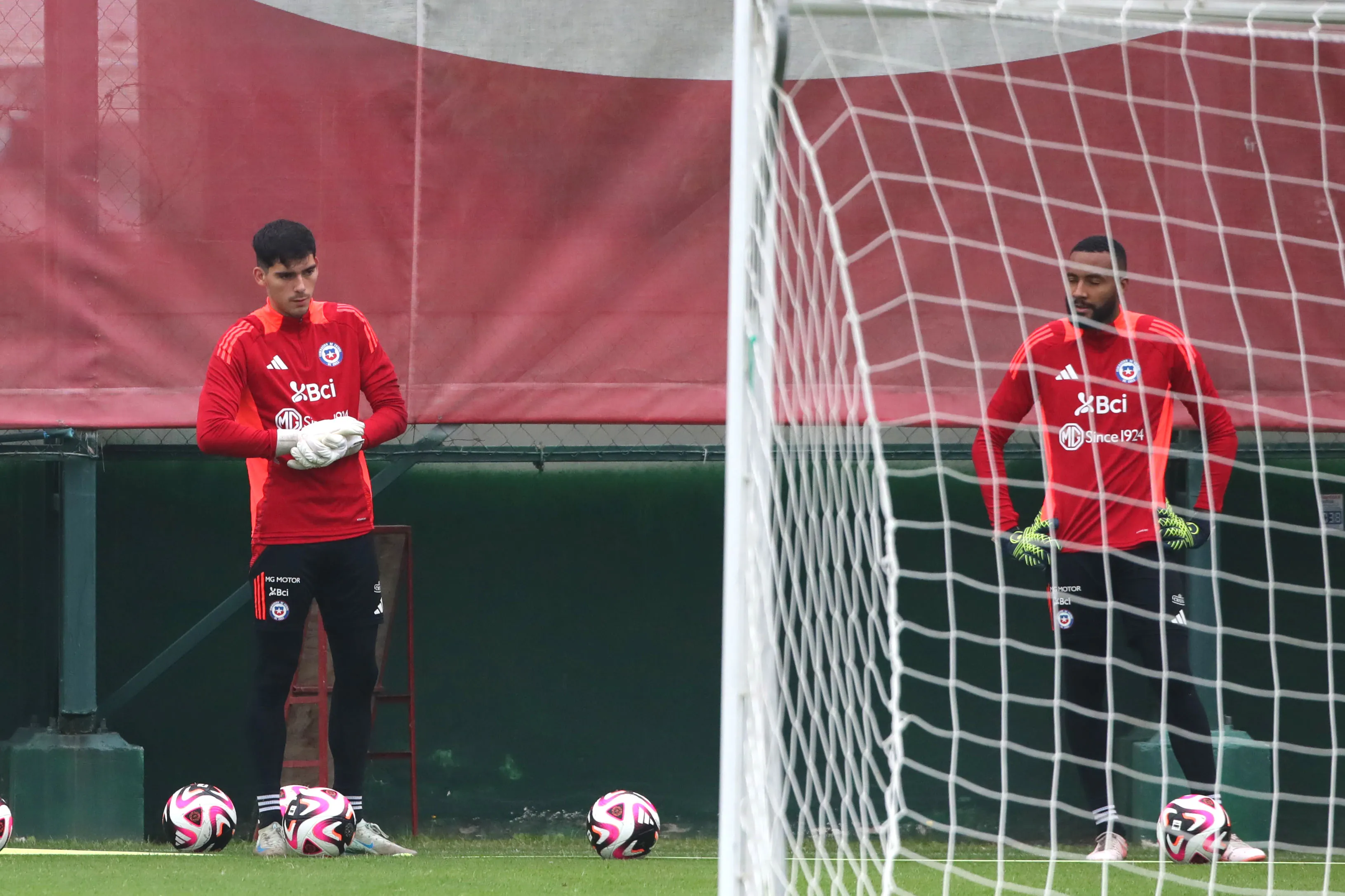 Vicente Reyes y Lawrence Vigouroux juntos en una práctica de la selección chilena. (Jonnathan Oyarzun/Photosport).
