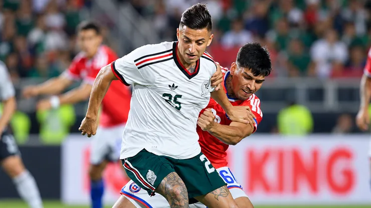 Roberto Alvarado aguanta la marca de Diego Ulloa en el amistoso que Chile le ganó a México.