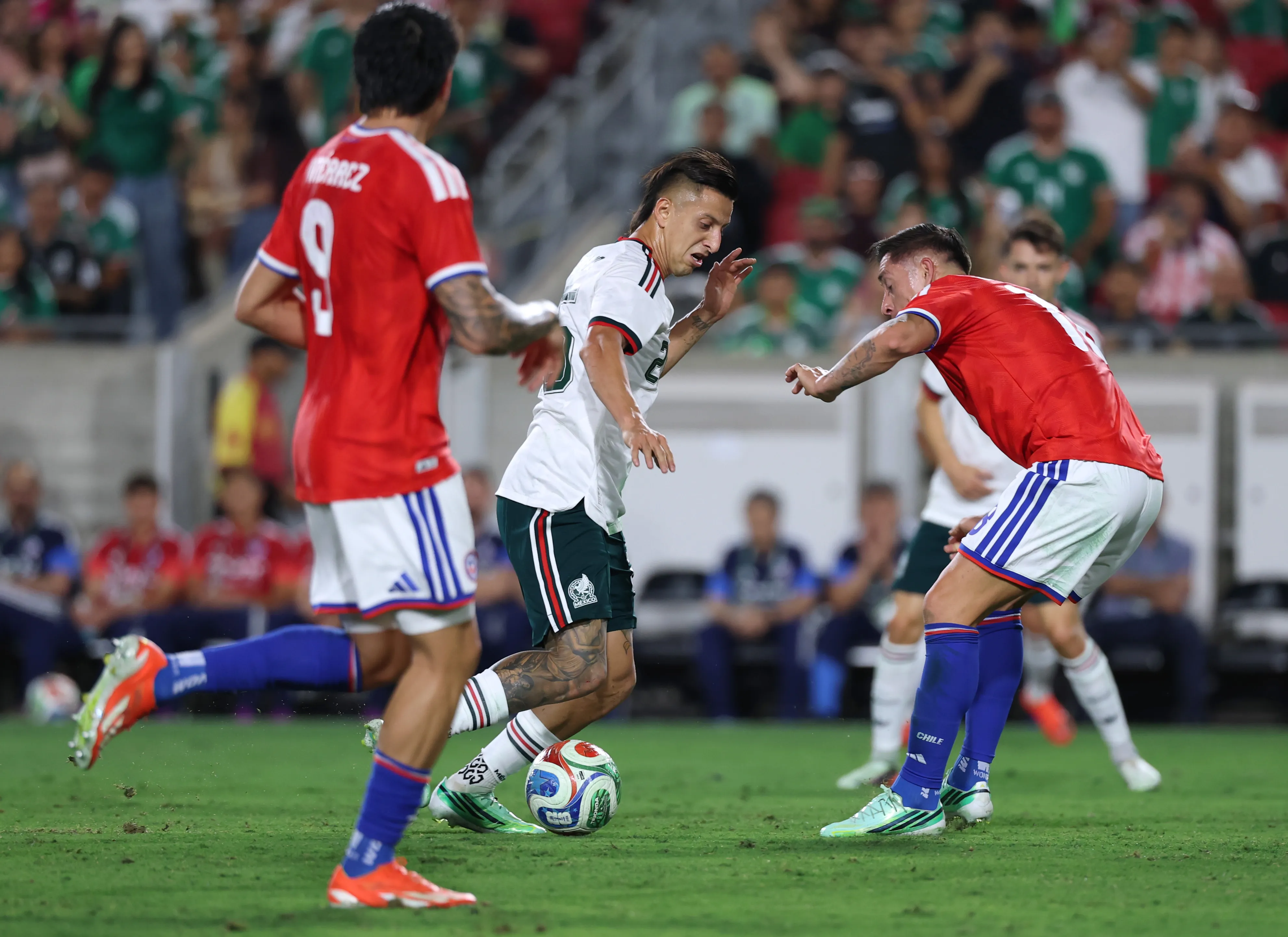 Roberto Alvarado en acción ante Rodrigo Echeverría. (Harry How/Getty Images).