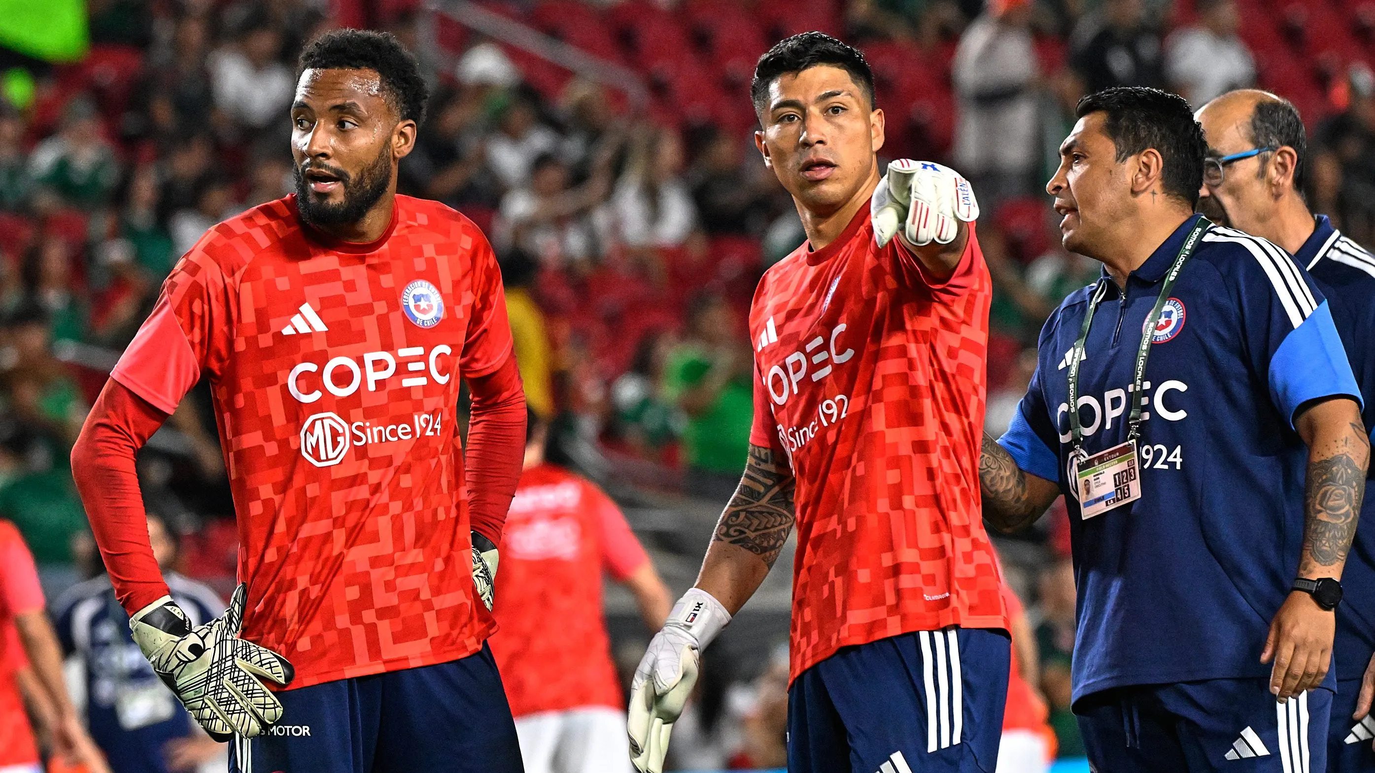 Brayan Cortés y Lawrence Vigouroux, dos de los arqueros que tuvo Nico Córdova en la Roja. (Photosport).