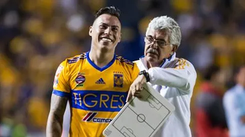 Ricardo Ferretti junto a Eduardo Vargas en Tigres de México.