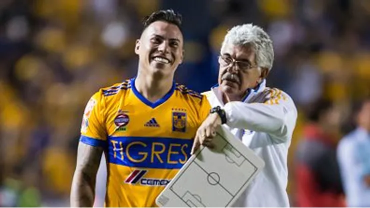 Ricardo Ferretti junto a Eduardo Vargas en Tigres de México.