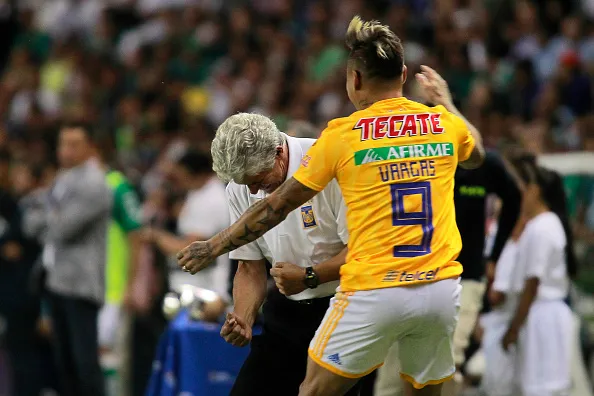 Eduardo Vargas celebra junto al Tuca Ferretti en el Tigres. (Alfredo Moya/Jam Media/Getty Images).