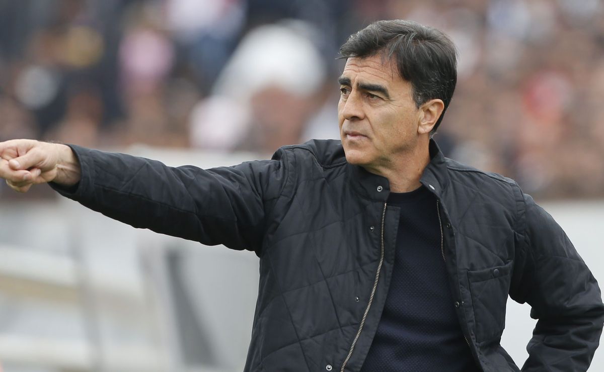 Gustavo Quinteros aparece como opción para ser DT de la selección chilena: reunión con la ANFP