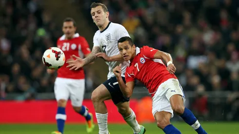 Jack Wilshere enfrentando a Alexis Sánchez en 2013.