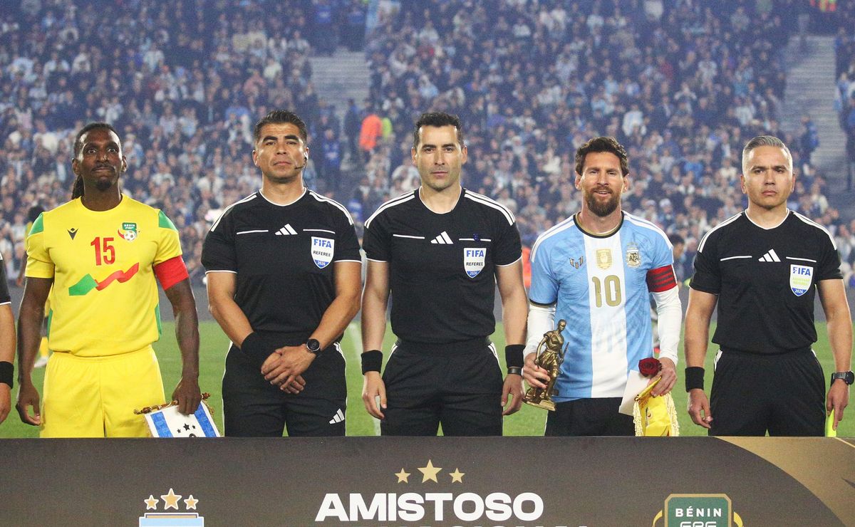 Más de un millón de visualizaciones: Revelan curioso diálogo de árbitro chileno en despedida de Lionel Messi