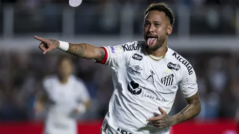 Neymar marcó un doblete en Santos.