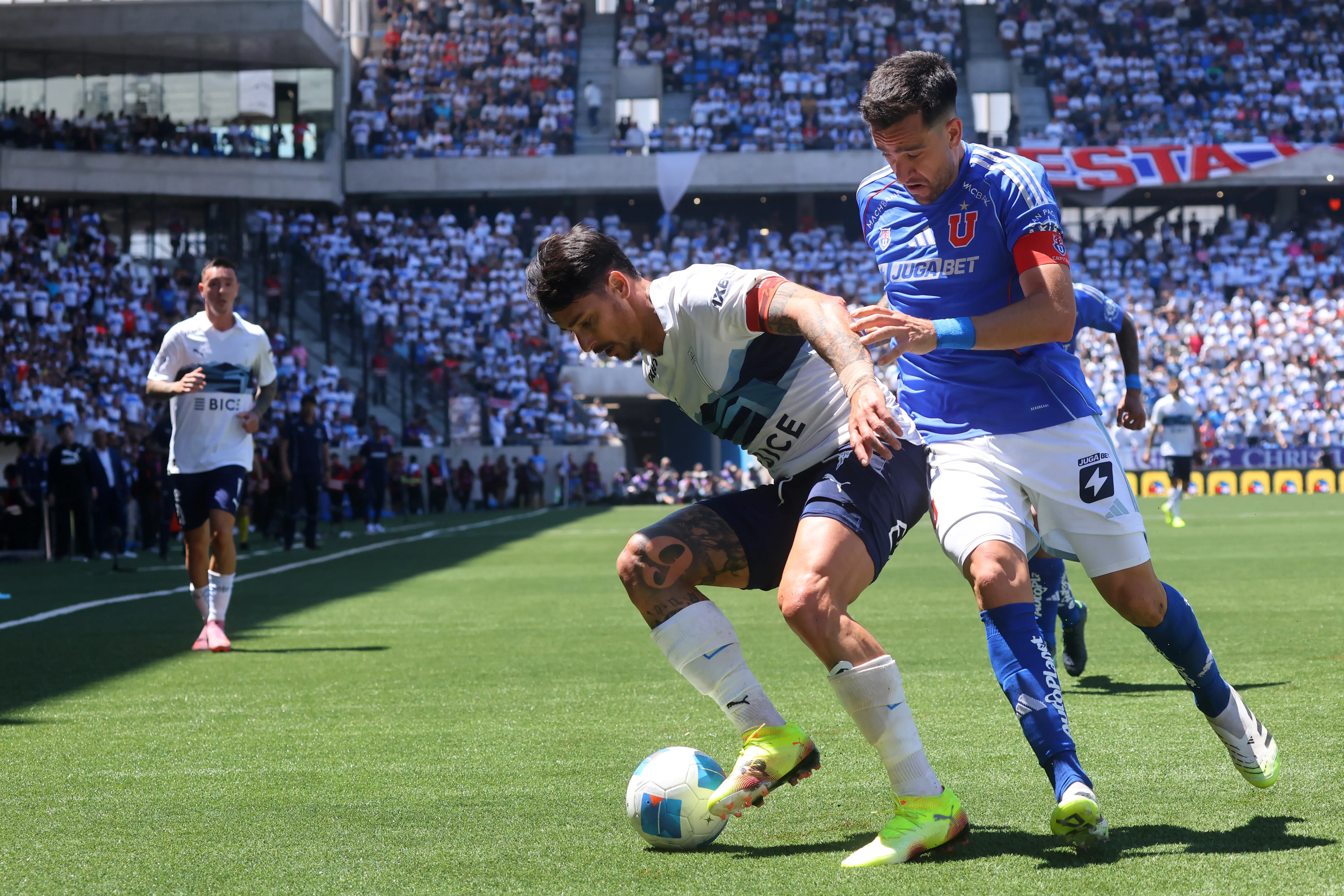 El clásico universitario que se viene en el Claro Arena está en serio riesgo de suspenderse tras la catástrofe en Las Condes. | Foto: Photosport.