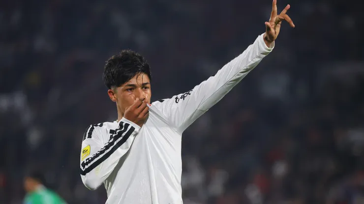 Gedeón Díaz firma su contrato en Colo Colo.