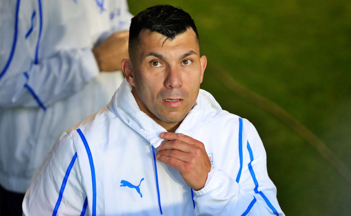 Leyenda de Católica le lanza duro consejo a Gary Medel: “Si yo fuera él, me retiro ahora ya”