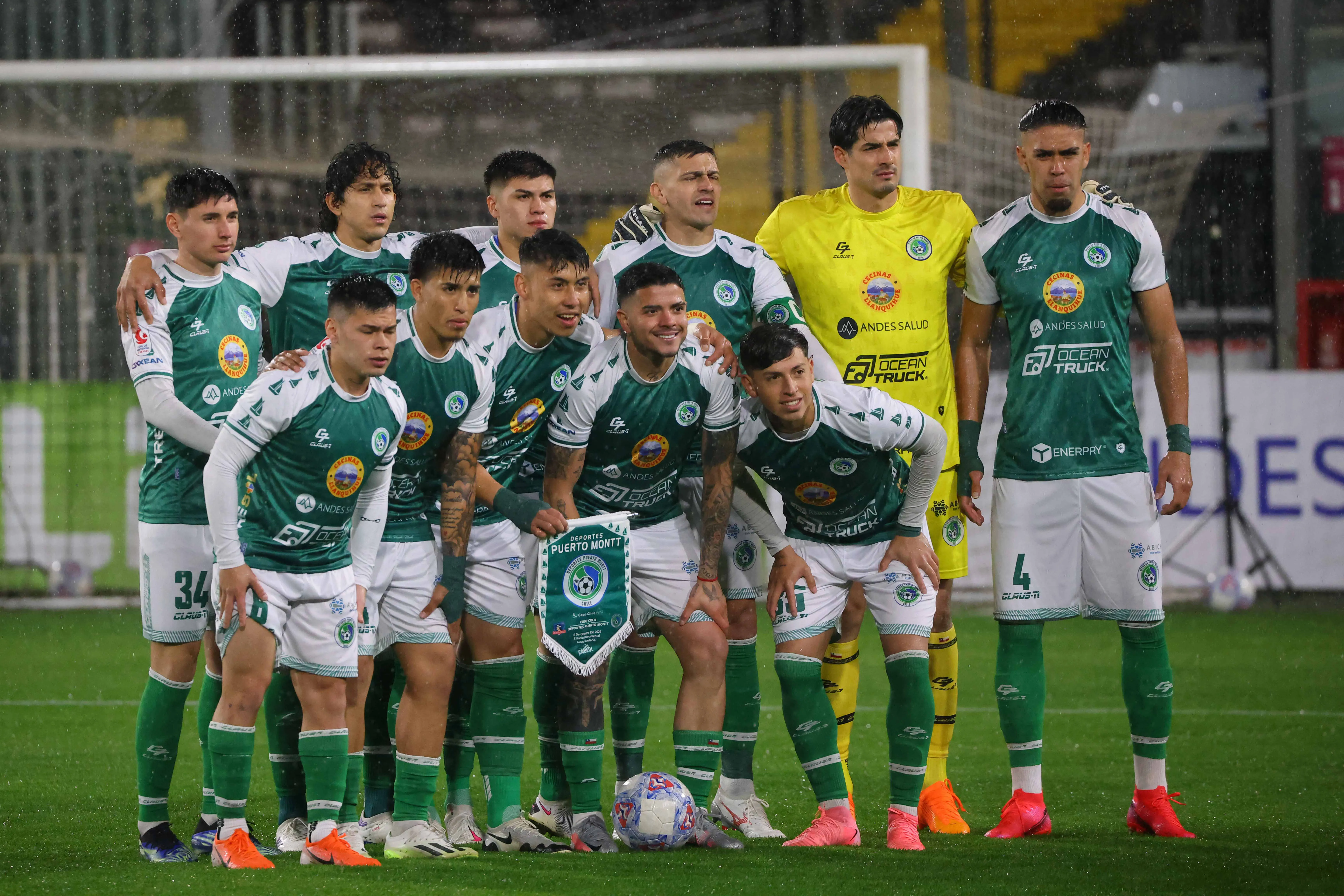 La oncena que dispuso Emilio Mancilla en el estadio Monumental el martes 6 de octubre bajo una lluvia copiosa. (Luis Quinteros/Photosport).