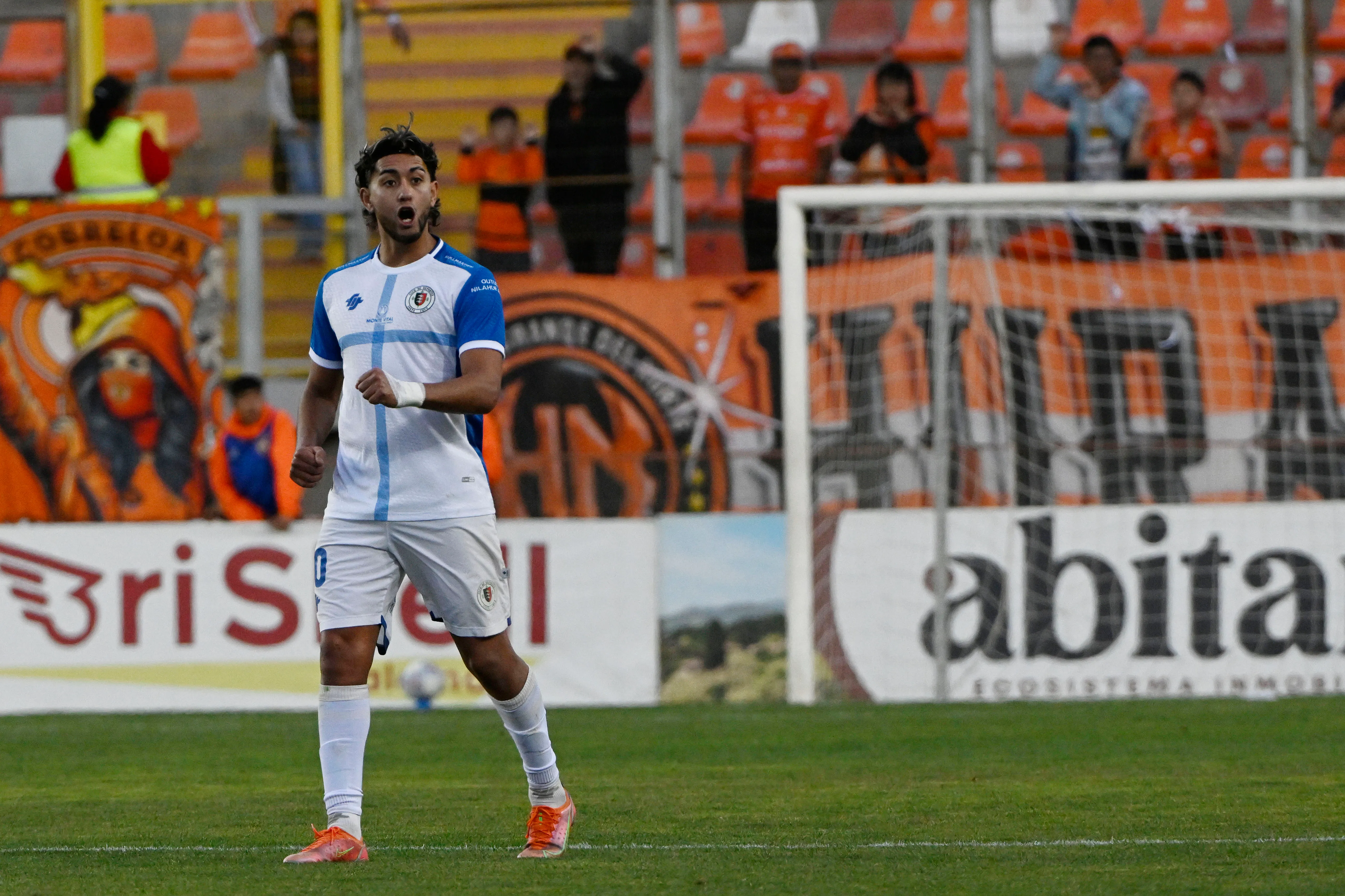 Diego Arias festeja uno de los goles que anotó en la Primera B 2026. (Pedro Tapia/Photosport).