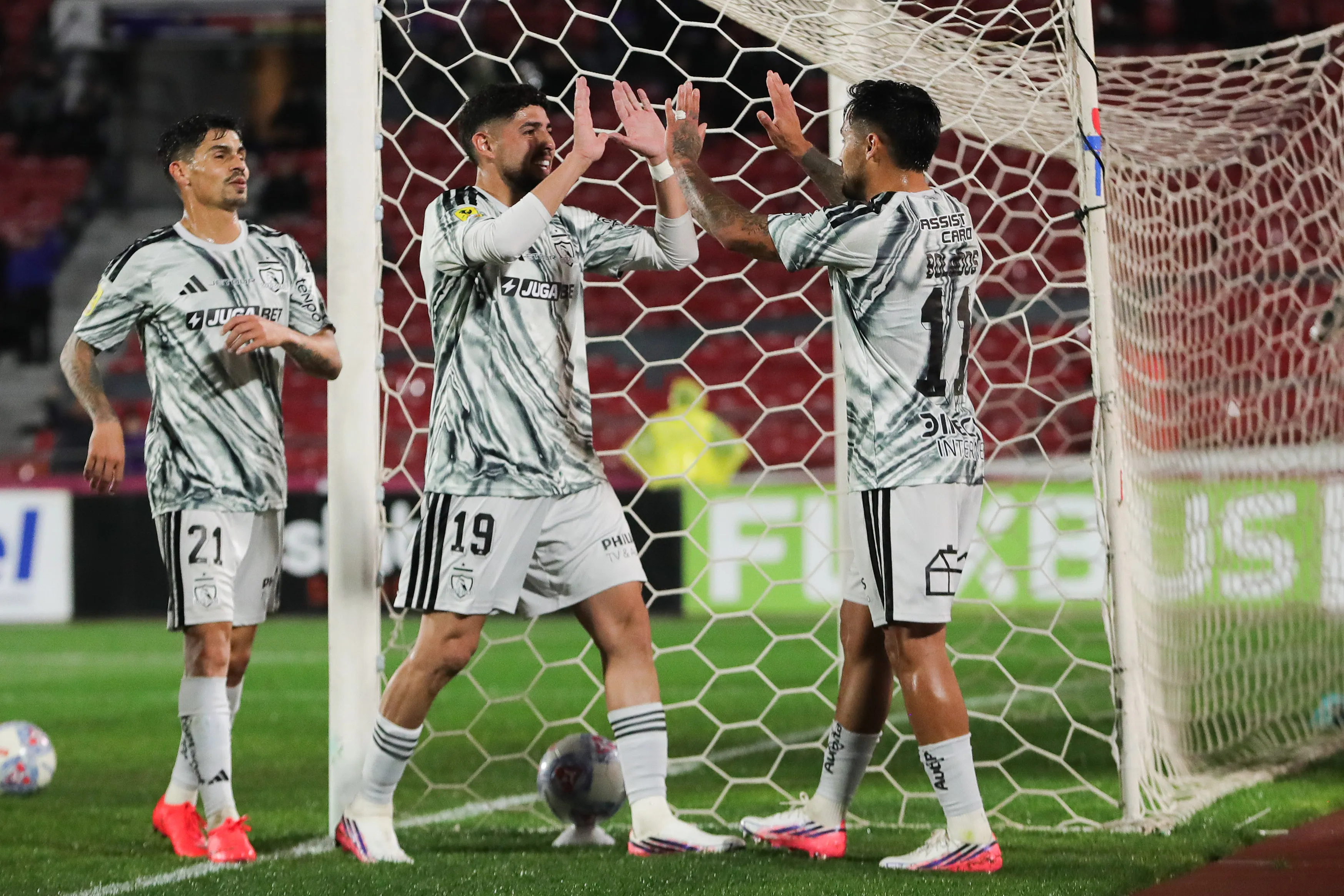 Maxi Romero celebra junto a Marcos Bolados, otro que debe negociar su continuidad en el Cacique. (Felipe Zanca/Photosport).