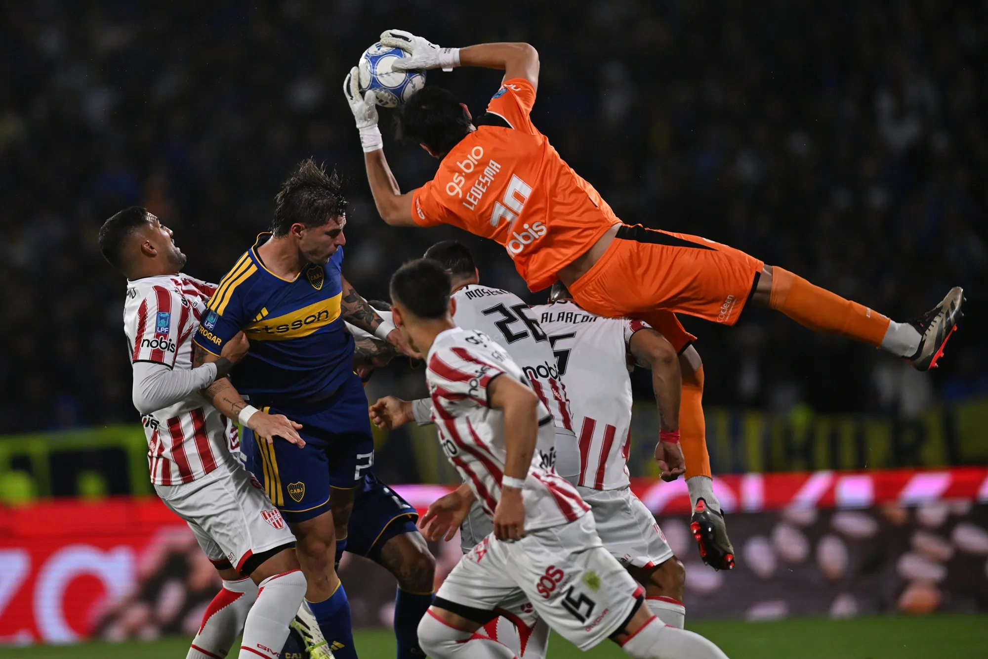 El choque de Marcos Ledesma con Fernando Alarcón que aprovechó Enner Valencia. (Hernan Cortez/Getty Images).