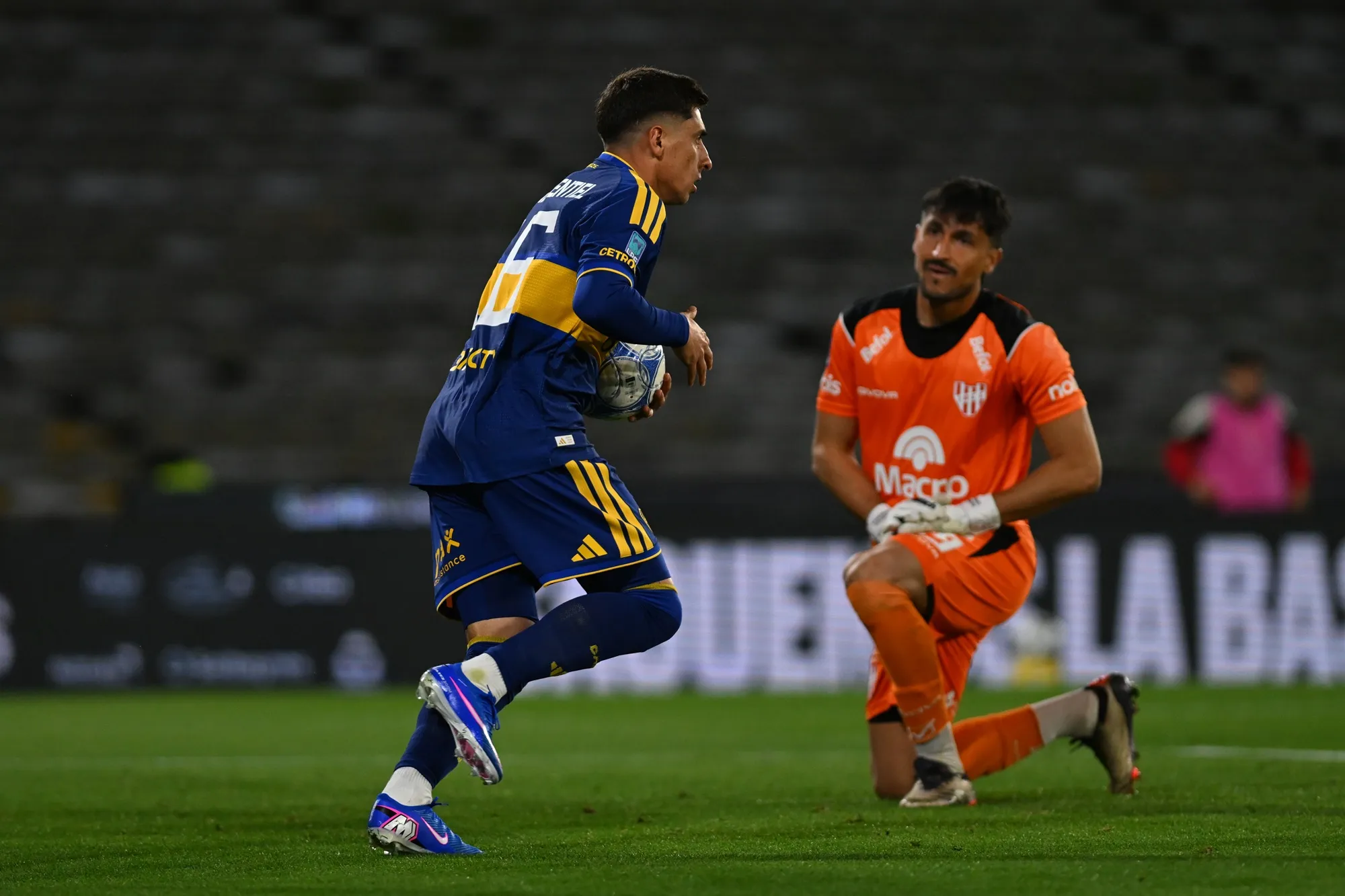 Así celebró Miguel Merentiel su gol contra la Gloria cordobesa. (Hernan Cortez/Getty Images).