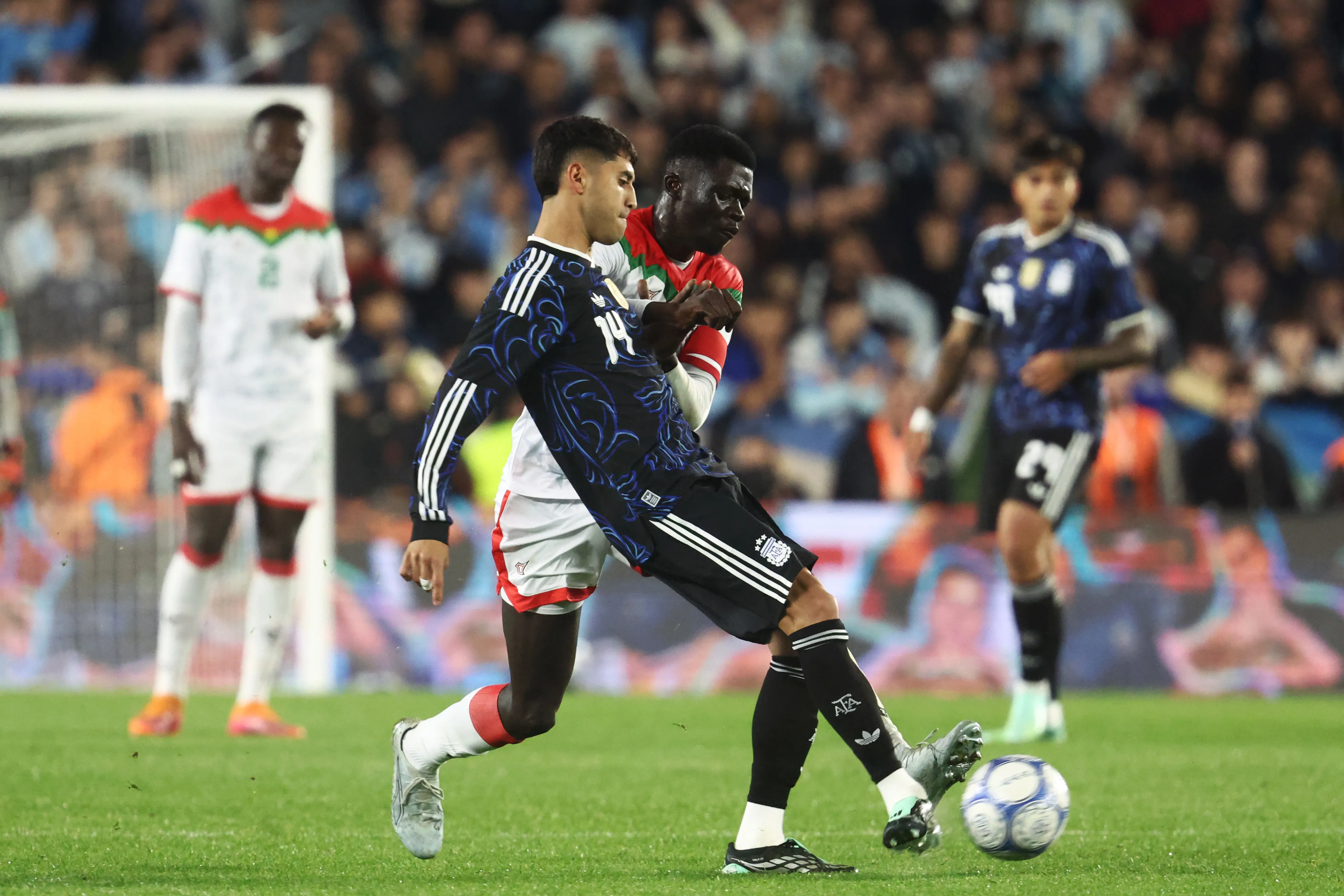 Exequiel Palacios en acción ante Burkina Faso con la selección de Argentina. (Marcos Brindicci/Getty Images).