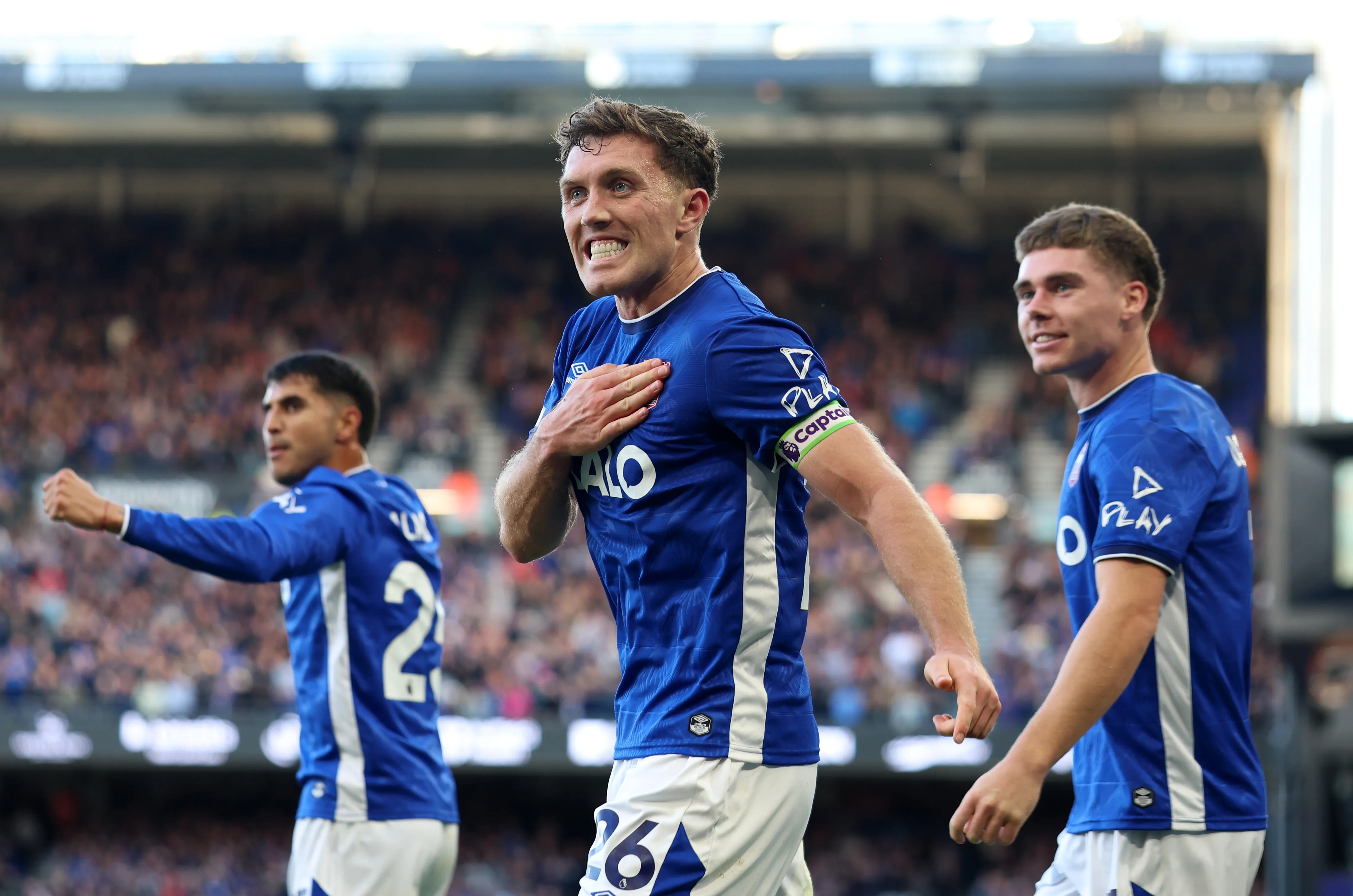 Así festejó Dara O’Shea el gol que hizo ganar al Ipswich. (Tom Dulat/Getty Images).