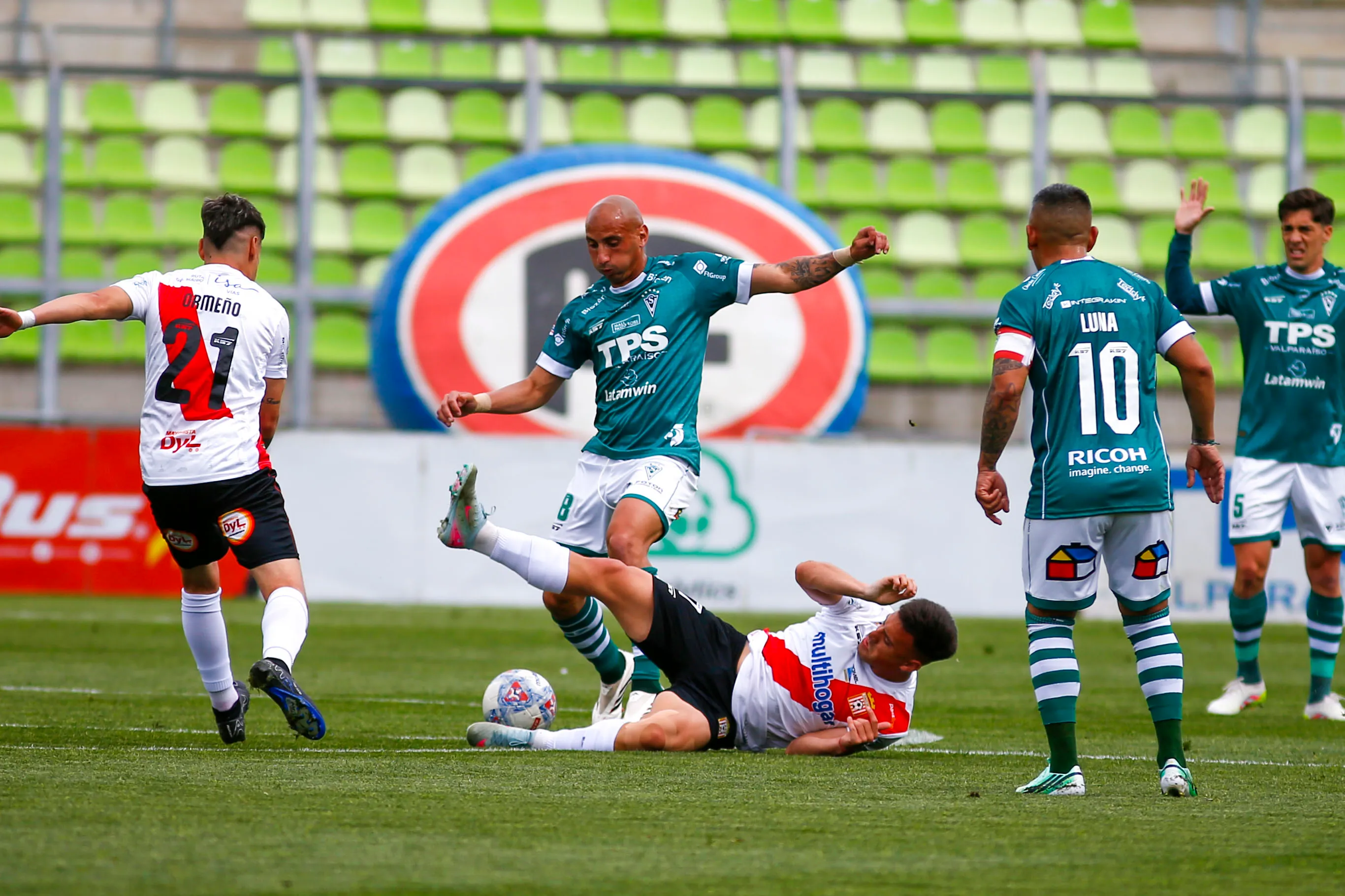 Nicolás Fernández lucha una pelota con Sergio Felipe, a quien desparramó en la acción del 2-1. (Manuel Lema/Photosport).