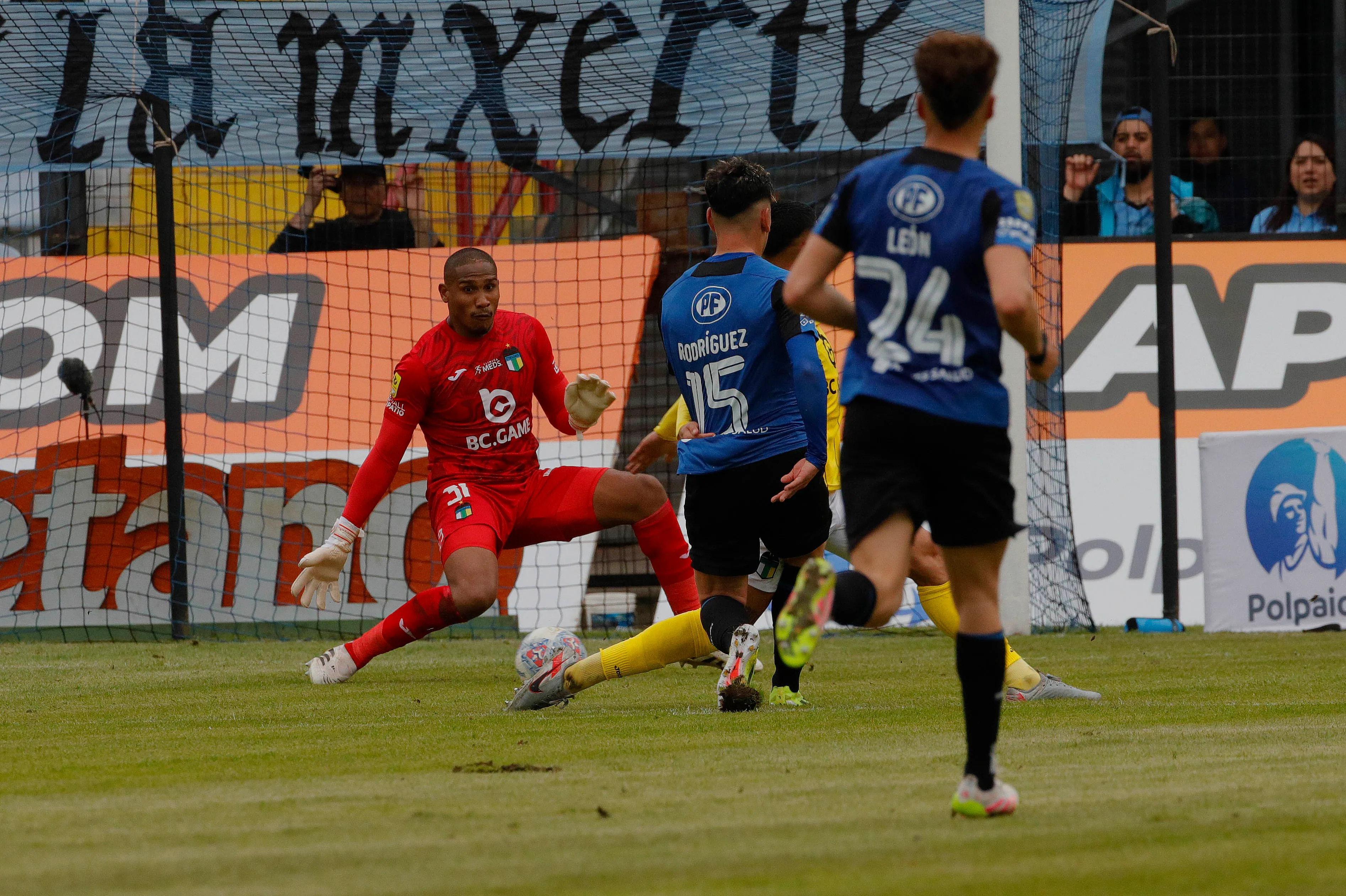Maximiliano Rodríguez definió muy bien ante el achique de Carabalí. (Marco Vazquez/Photosport).