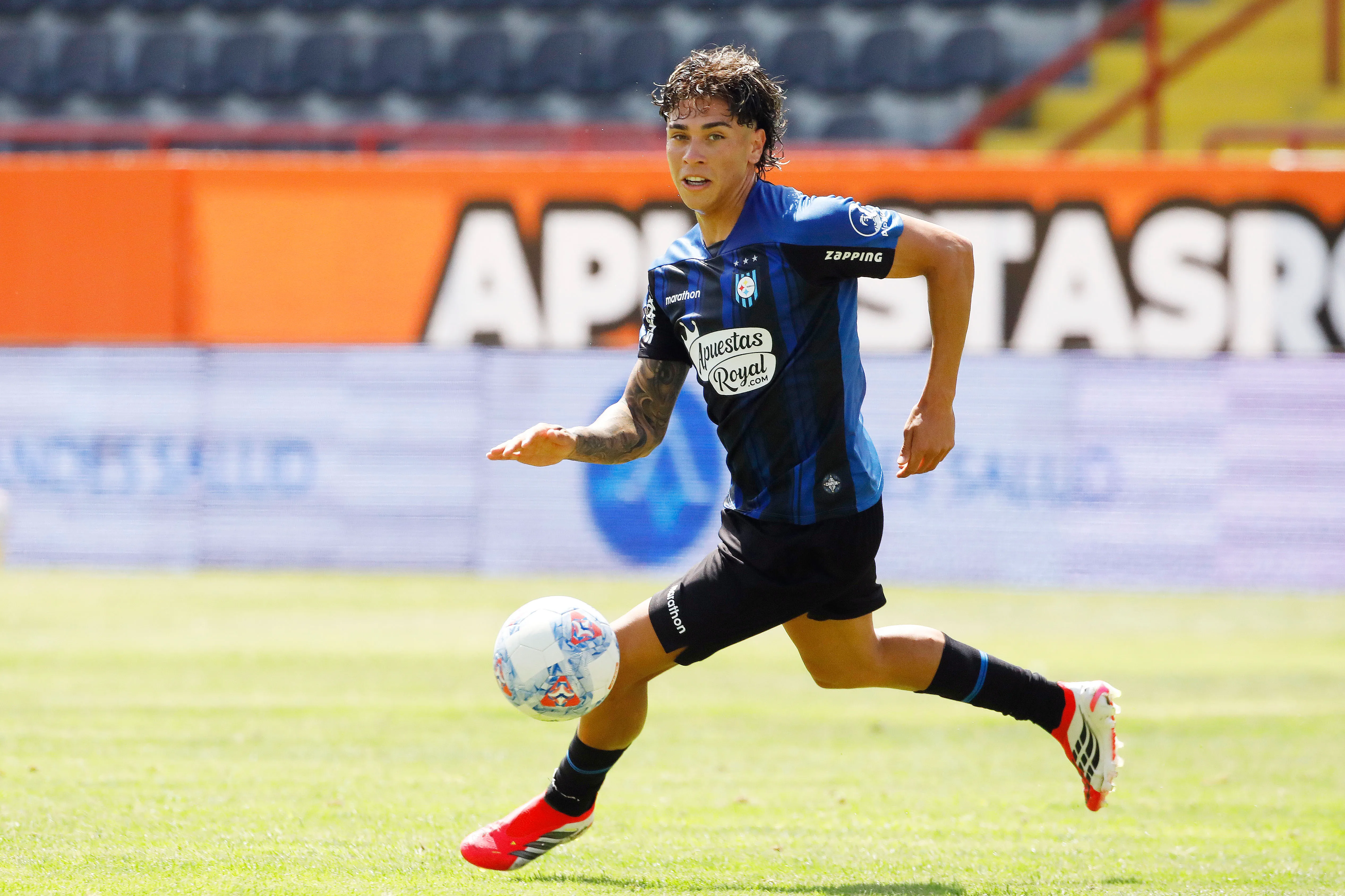 Maxi Gutiérrez en acción por Huachipato. (Marco Vazquez/Photosport).