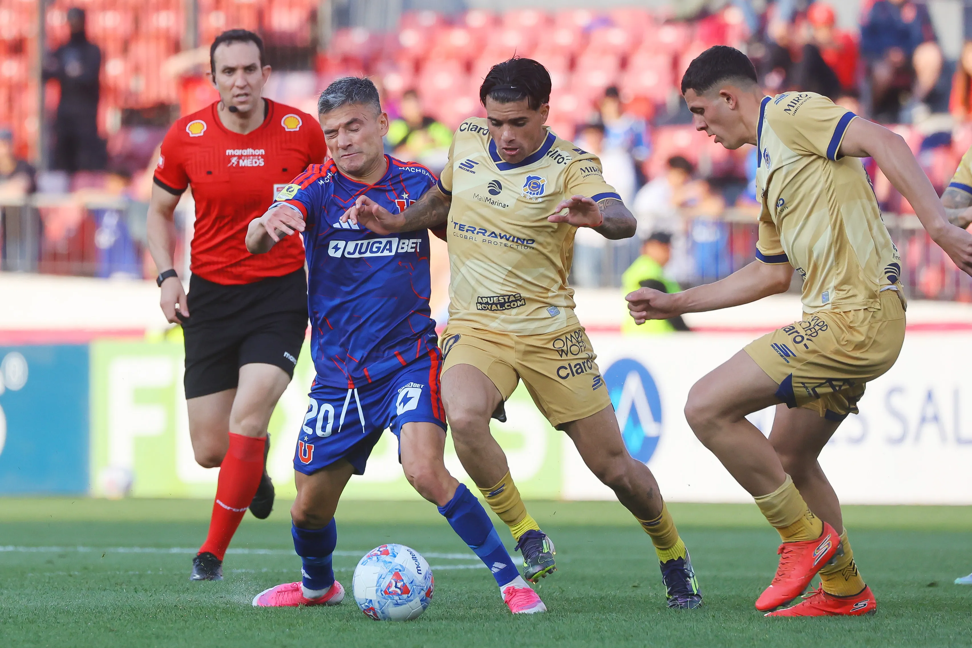 Charles Aránguiz se recupera para volver justo a tiempo con la U. Foto: Jonnathan Oyarzun/Photosport