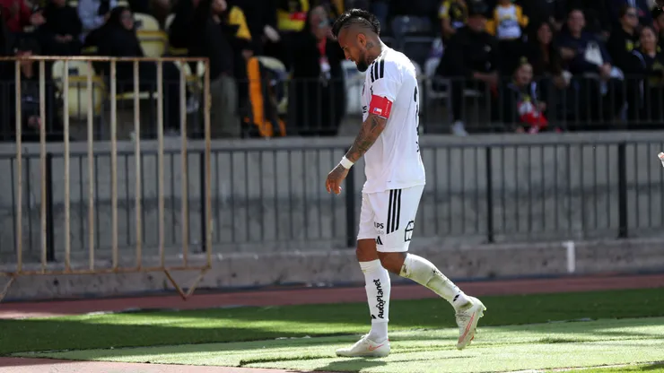 Arturo Vidal jugó un mal partido en Colo Colo.