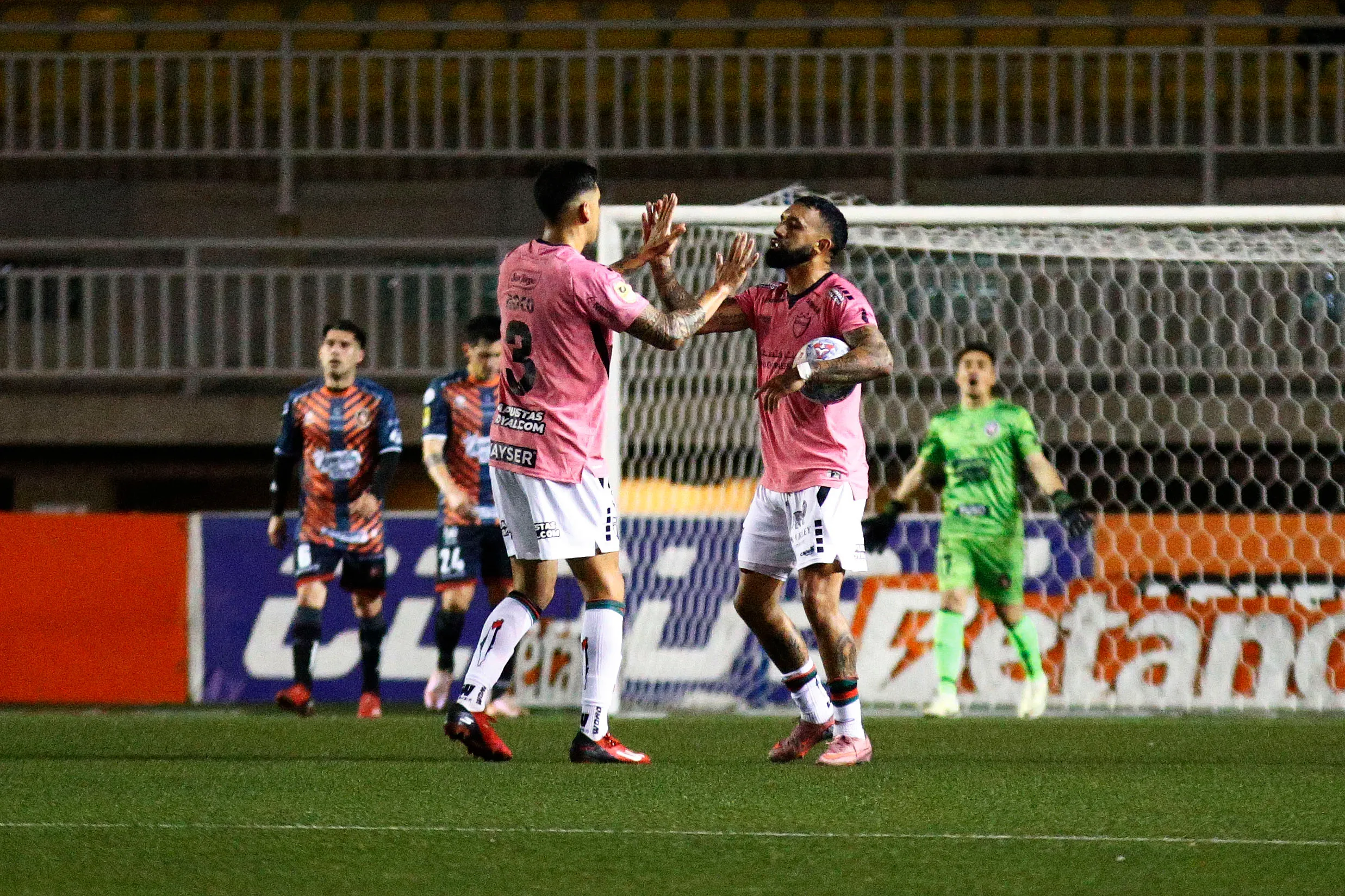 Ronnie Fernández y Enzo Roco celebran el 2-2 de Palestino ante Limache. (Manuel Lema/Photosport).