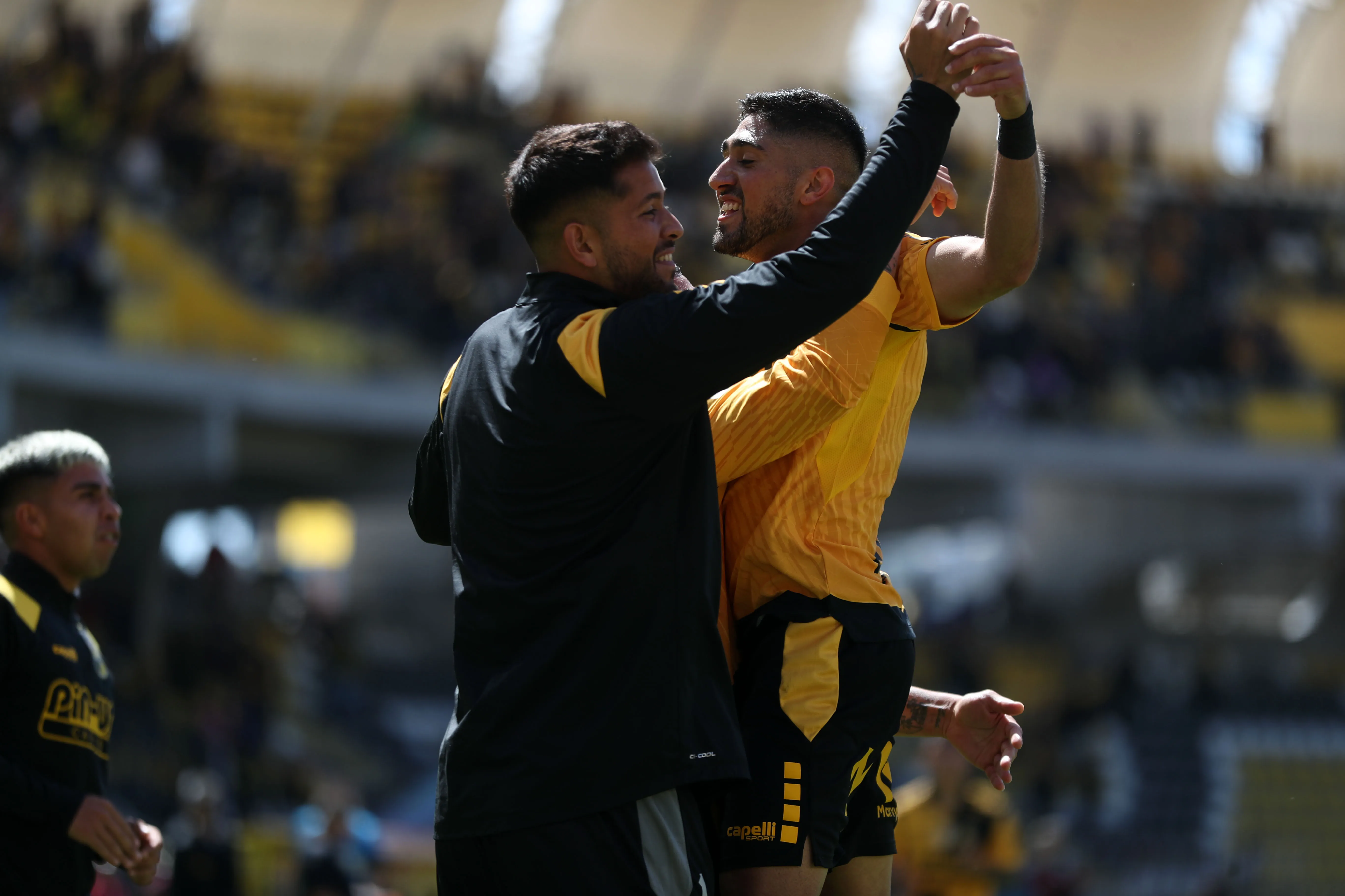 Guido Vadalá festeja su gol con Gonzalo Flores, portero que habitualmente es reserva del Mono Sánchez en los Piratas. (Hernán Contreras/Photosport).