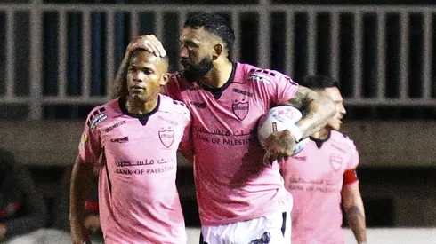 Ronnie Fernández celebra junto a César Munder el 2-2 de Palestino vs Limache.