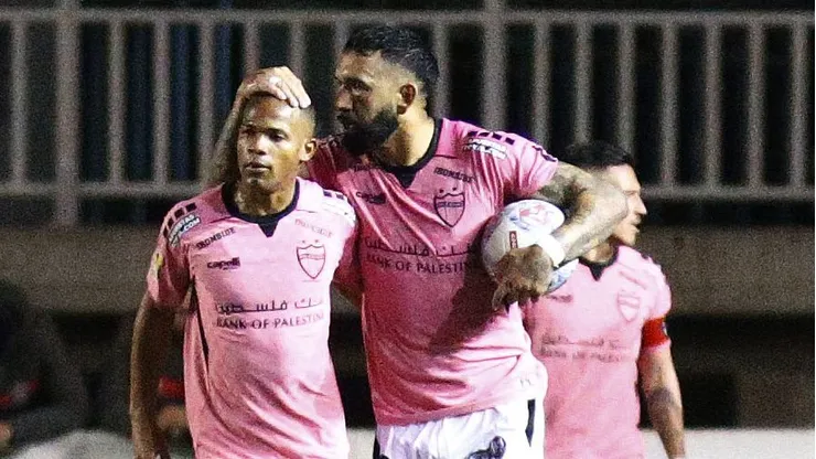 Ronnie Fernández celebra junto a César Munder el 2-2 de Palestino vs Limache.