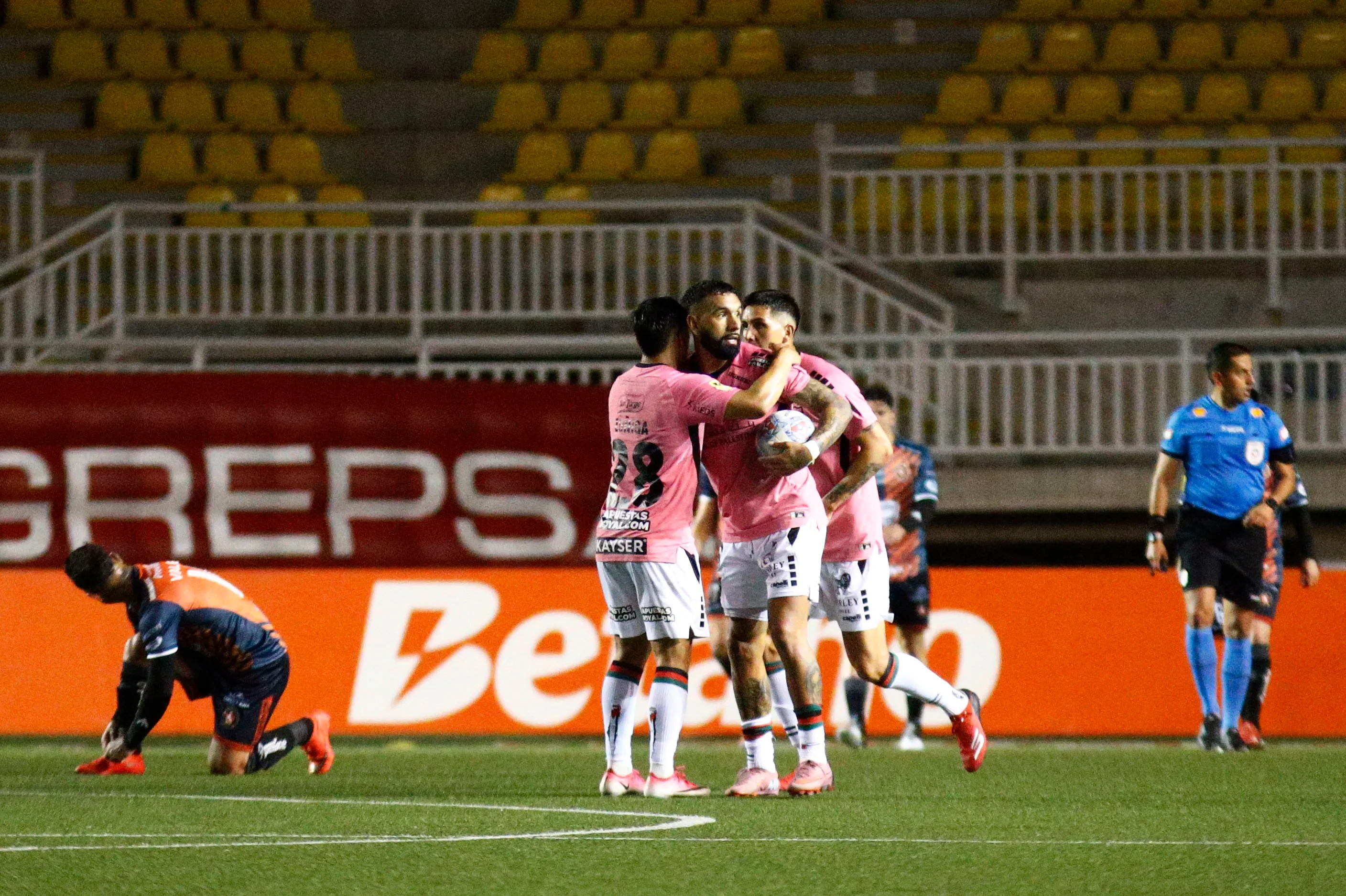 Dilan Zúñiga celebra junto a Ronnie Fernández el 2-2 de Palestino vs Limache. (Manuel Lema/Photosport).